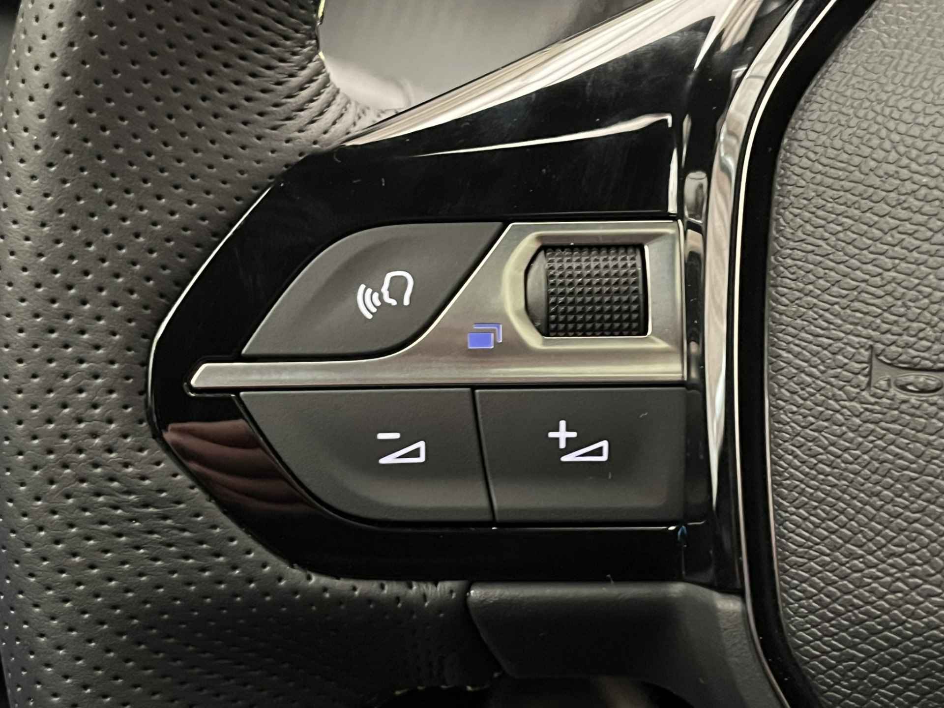 Peugeot e-2008 GT 136PK 50 kWh | Warmtepomp | Adaptieve Cruise | Stoelverwarming | Panoramadak | Parkeersensoren voor + achter + camera | Navigatie | - 42/51