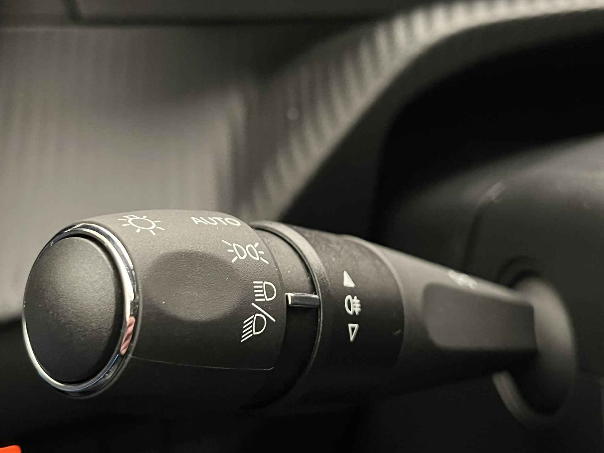 Peugeot e-2008 GT 136PK 50 kWh | Warmtepomp | Adaptieve Cruise | Stoelverwarming | Panoramadak | Parkeersensoren voor + achter + camera | Navigatie | - 45/51