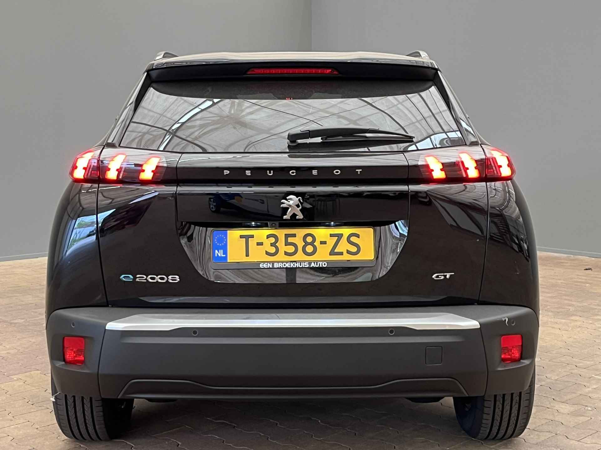 Peugeot e-2008 GT 136PK 50 kWh | Warmtepomp | Adaptieve Cruise | Stoelverwarming | Panoramadak | Parkeersensoren voor + achter + camera | Navigatie | - 50/51