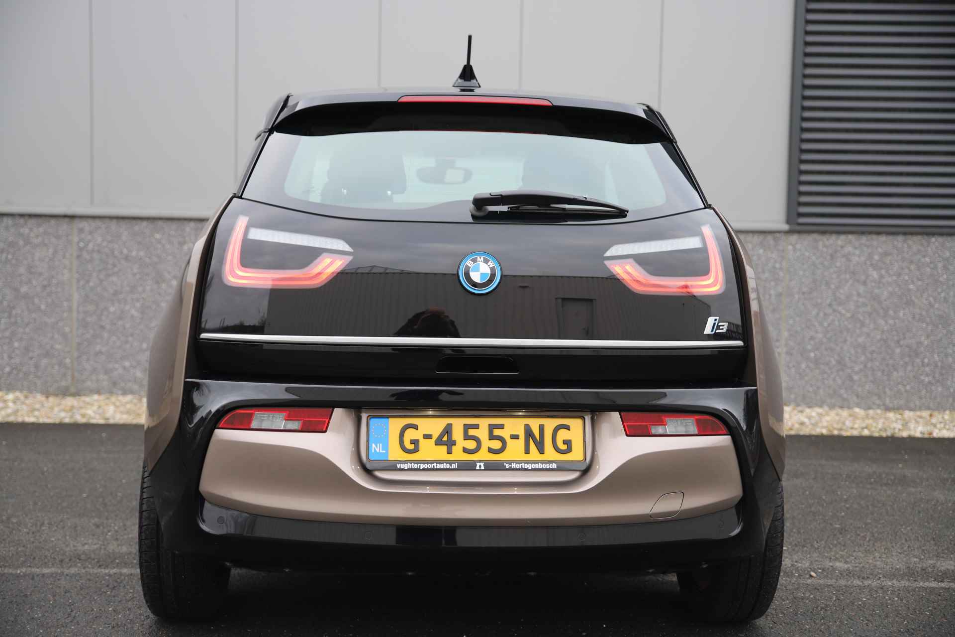 BMW i3 120Ah 42 kWh Leder/ Schuifdak/ Accu 98%/ 3-Fase/20"/LED - 17/40