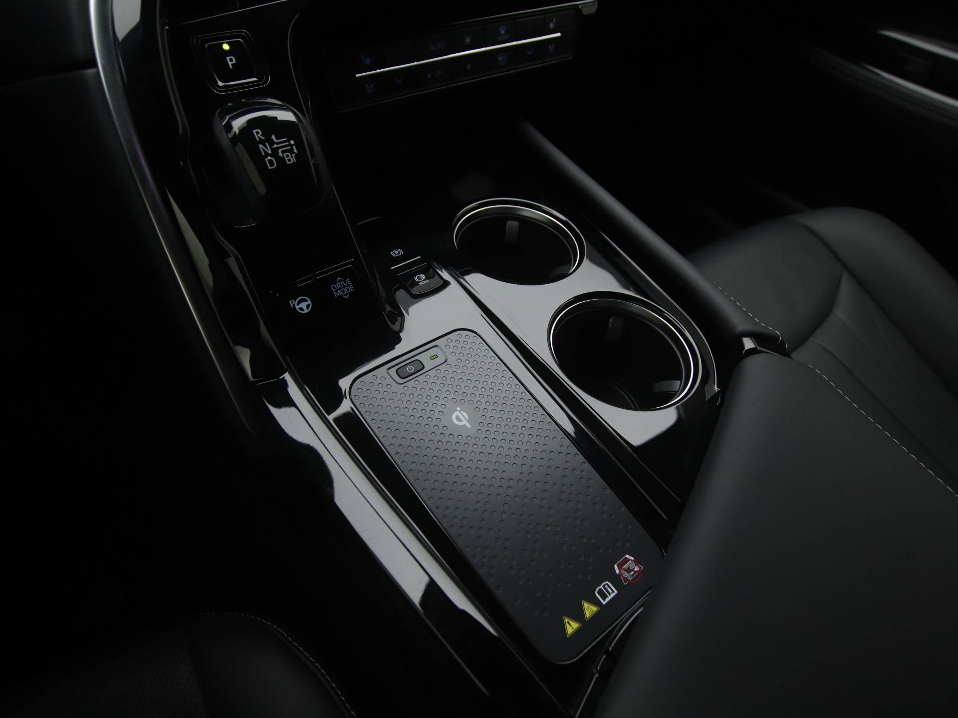 Toyota Mirai Prestige *DEMO* | Navigatie | Zwart Leder + Stoelverwarming -/ Koeling | - 33/42