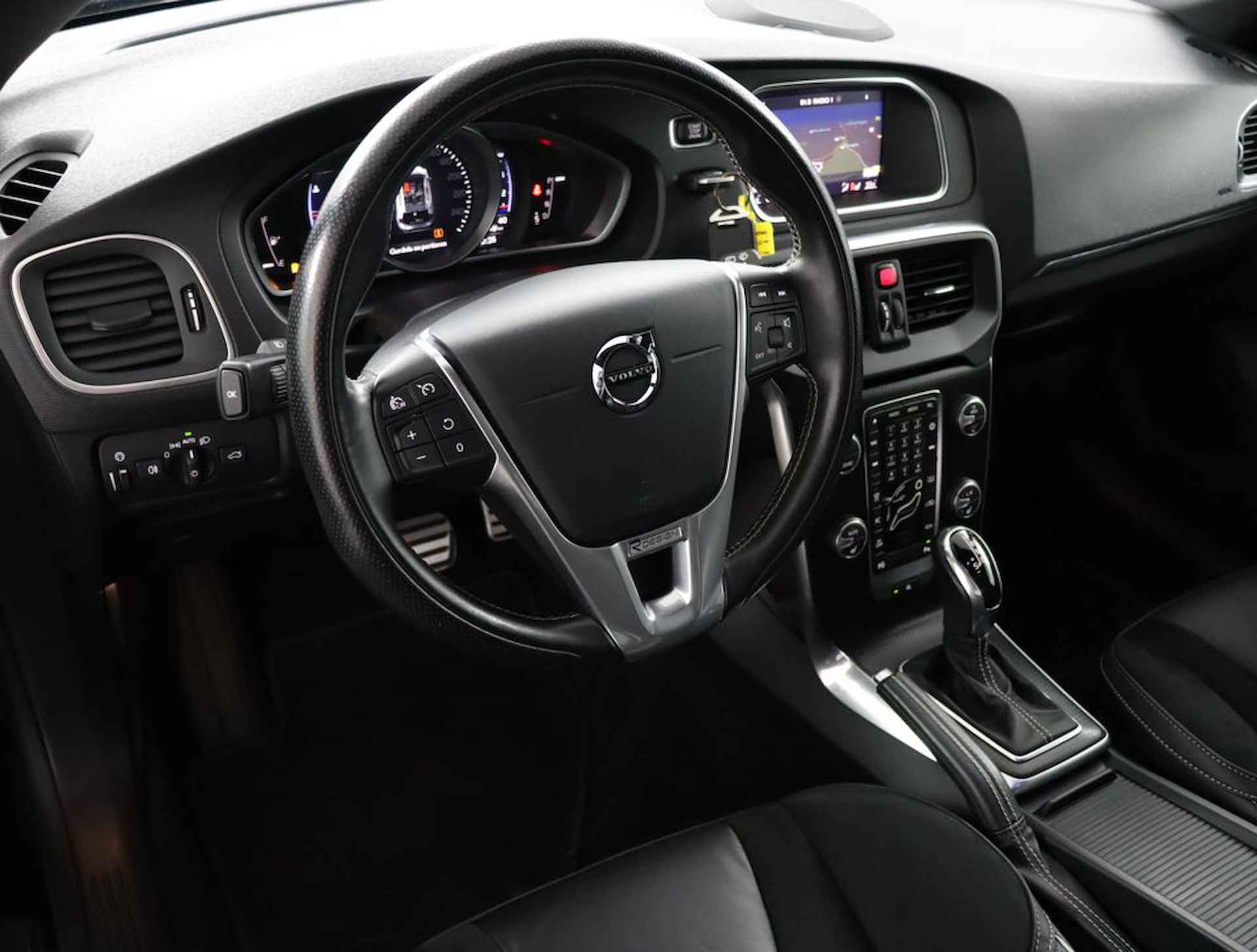 Volvo V40 T3 Automaat Polar+ Sport | Standkachel | Harman Kardon | Panoramadak | Leder-Alcantara | Keyless Ent - 45/49