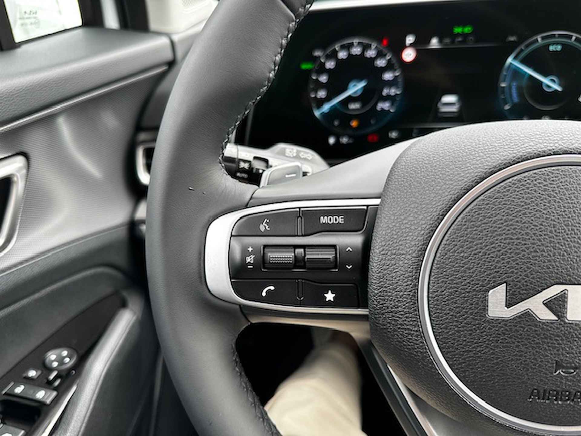 Kia Sportage 1.6 T-GDi Plug-in Hybrid AWD DynamicLine - Nieuw uit voorraad leverbaar - Navigatie - Cruise Control - Camera - Sensoren - Fabrieksgarantie tot 04-2031 - 8/27