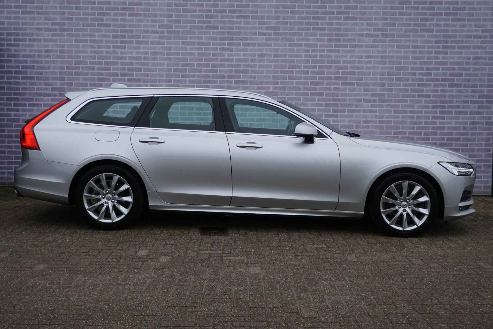 Volvo V90 2.0 T5 Momentum | Keyless | Standkachel | Stuur + Stoelverwarming | Adaptieve Cruise controle | - 27/34