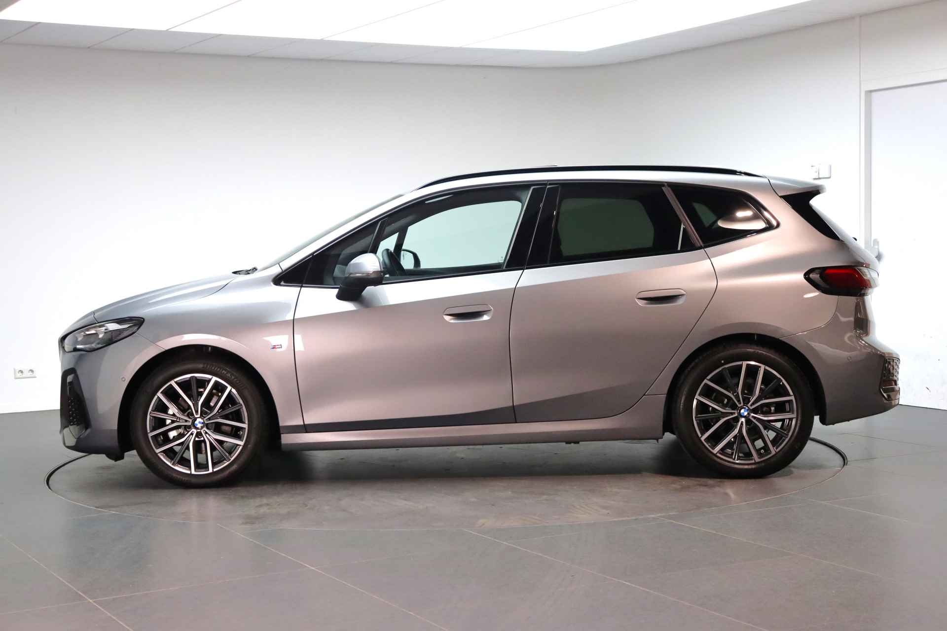 BMW 2 Serie Active Tourer 218i High Executive M Sport Automaat / Panoramadak / Trekhaak / Adaptieve LED / Verwarmd stuurwiel / Adaptief M Onderstel / Sportstoelen / Stoelverwarming / Parking Assistant - 3/23