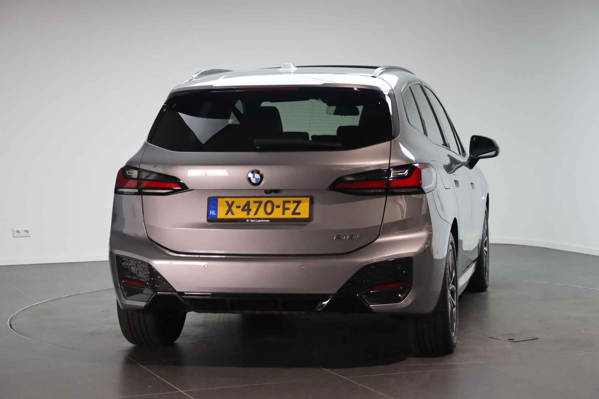 BMW 2 Serie Active Tourer 218i High Executive M Sport Automaat / Panoramadak / Trekhaak / Adaptieve LED / Verwarmd stuurwiel / Adaptief M Onderstel / Sportstoelen / Stoelverwarming / Parking Assistant - 4/23