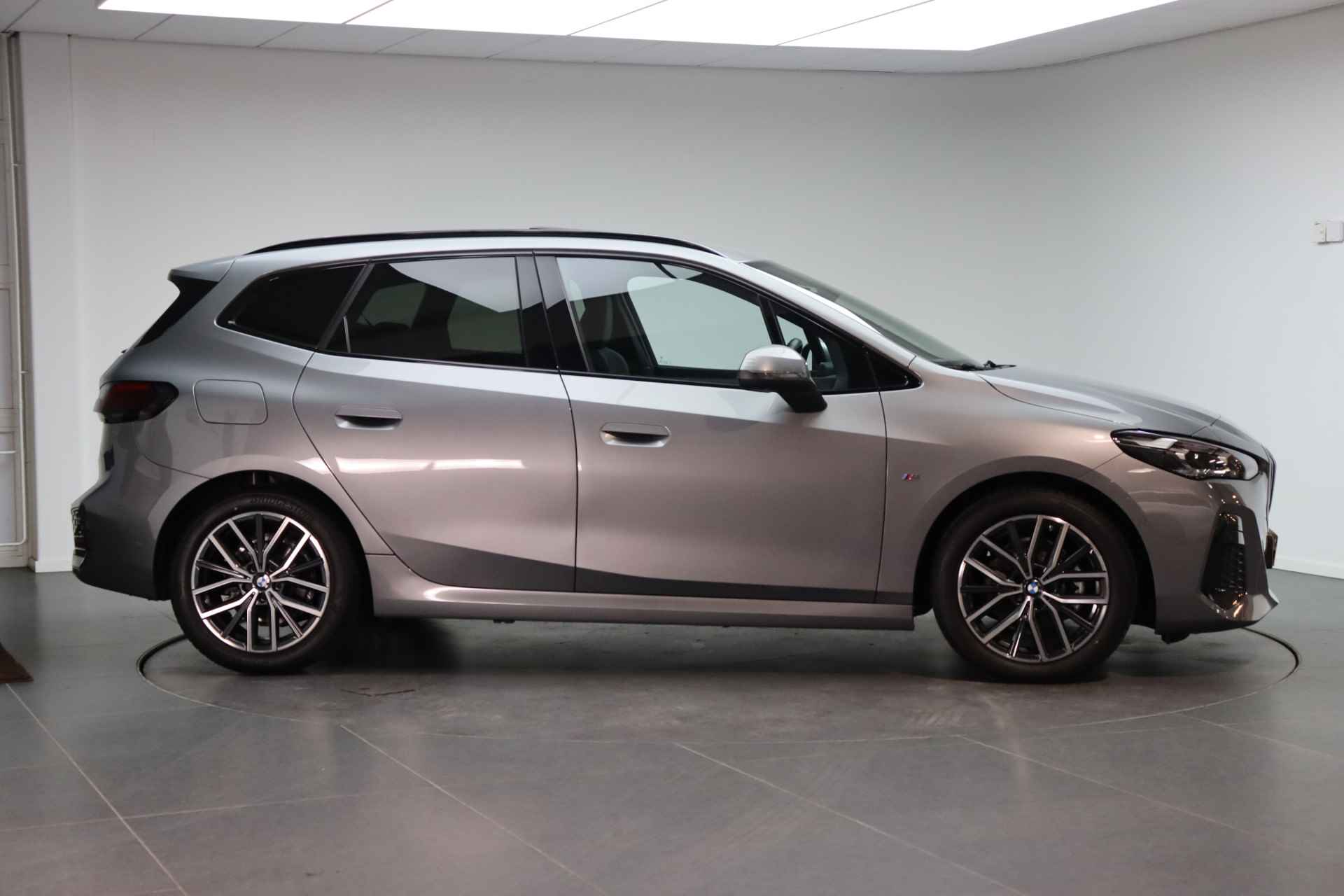 BMW 2 Serie Active Tourer 218i High Executive M Sport Automaat / Panoramadak / Trekhaak / Adaptieve LED / Verwarmd stuurwiel / Adaptief M Onderstel / Sportstoelen / Stoelverwarming / Parking Assistant - 5/23