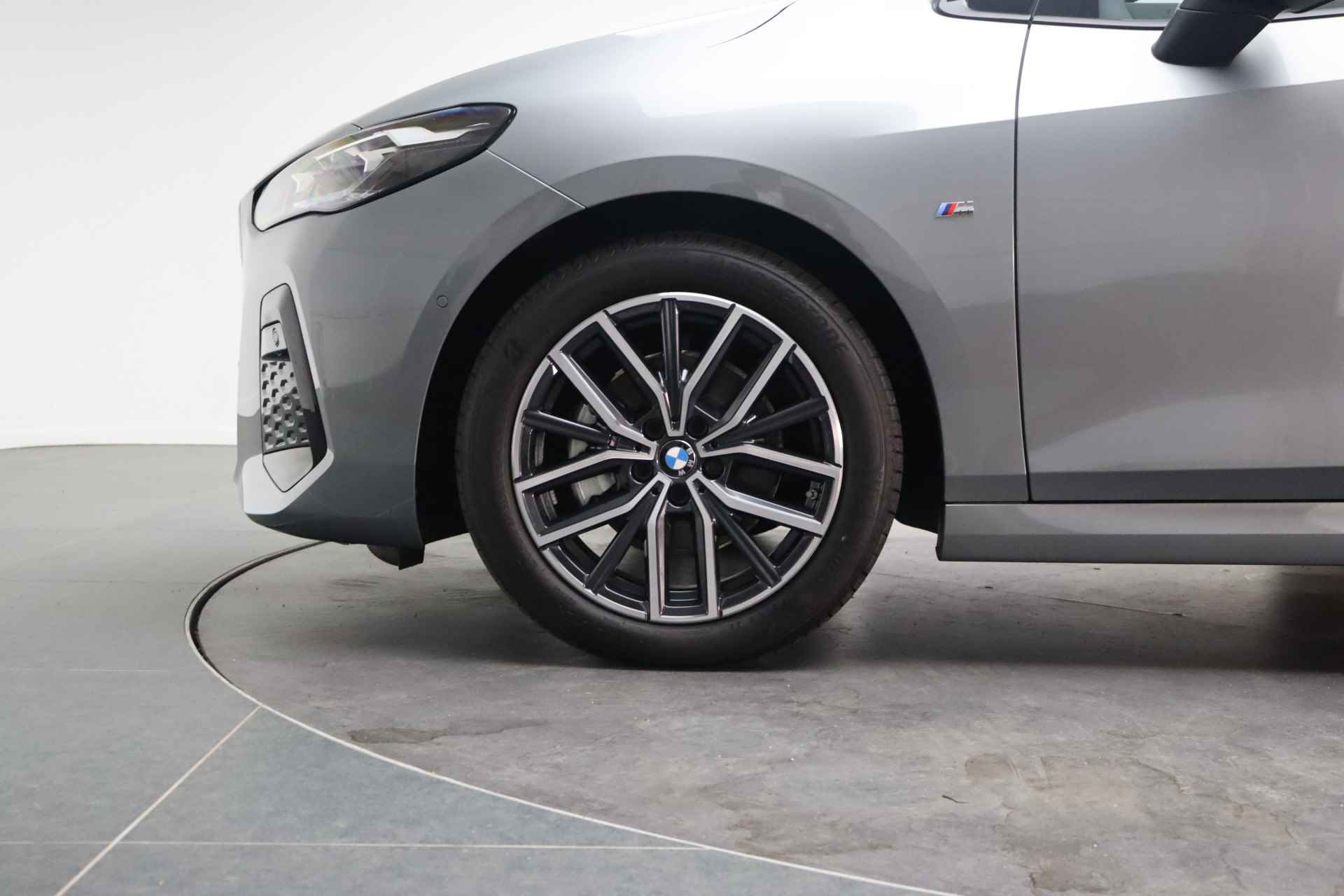 BMW 2 Serie Active Tourer 218i High Executive M Sport Automaat / Panoramadak / Trekhaak / Adaptieve LED / Verwarmd stuurwiel / Adaptief M Onderstel / Sportstoelen / Stoelverwarming / Parking Assistant - 7/23