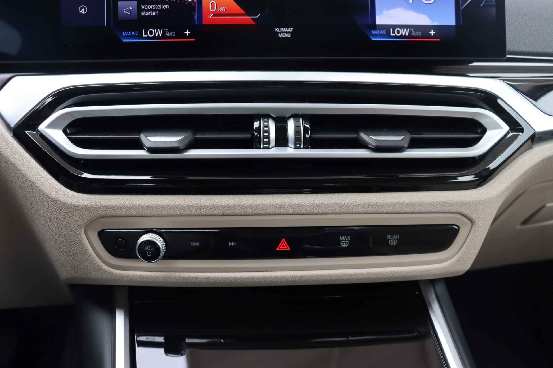BMW i4 eDrive40 High Executive 84 kWh / Active Cruise Control / Trekhaak / Achteruitrijcamera / 18'' / - 18/29