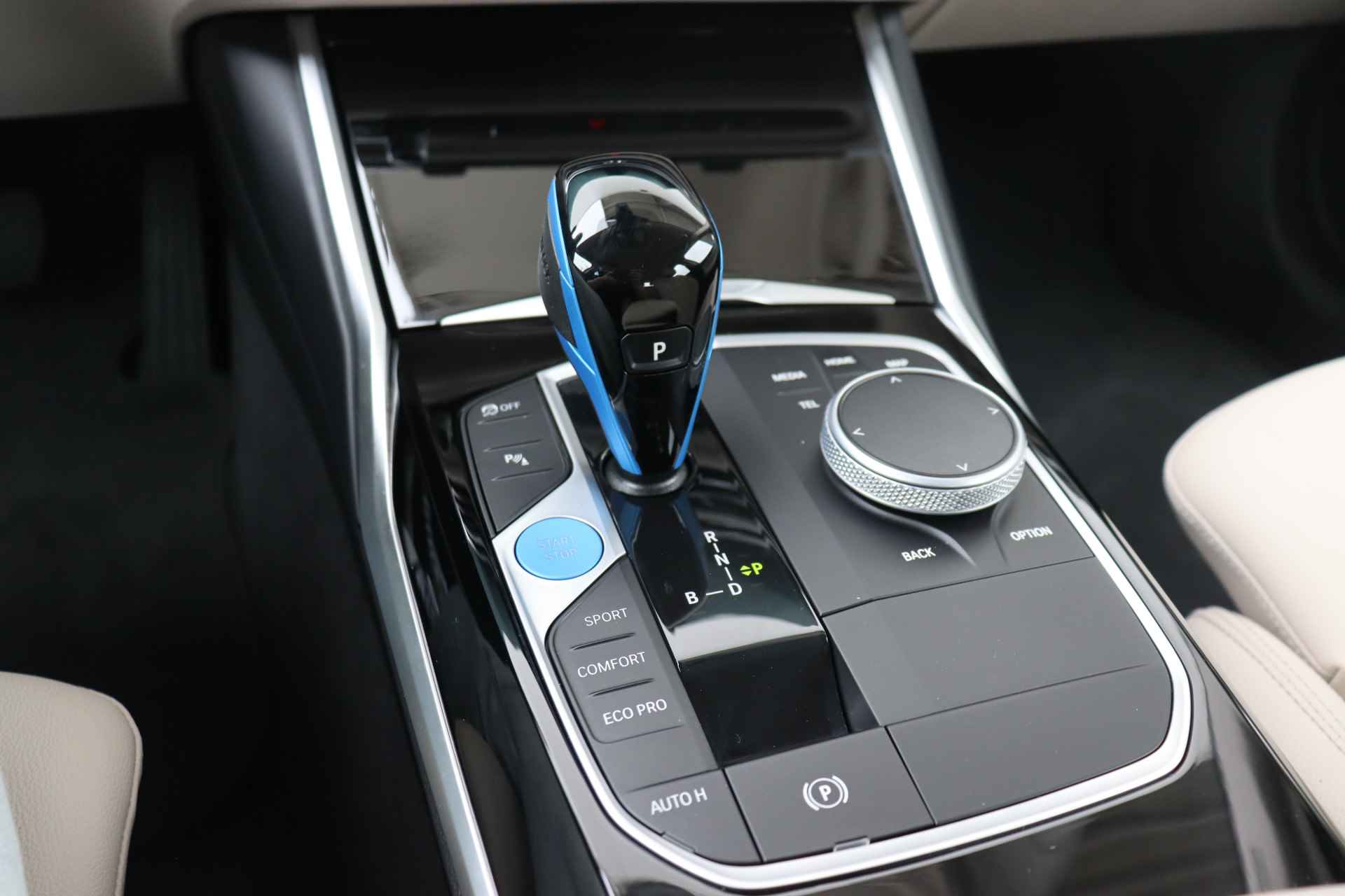 BMW i4 eDrive40 High Executive 84 kWh / Active Cruise Control / Trekhaak / Achteruitrijcamera / 18'' / - 19/29