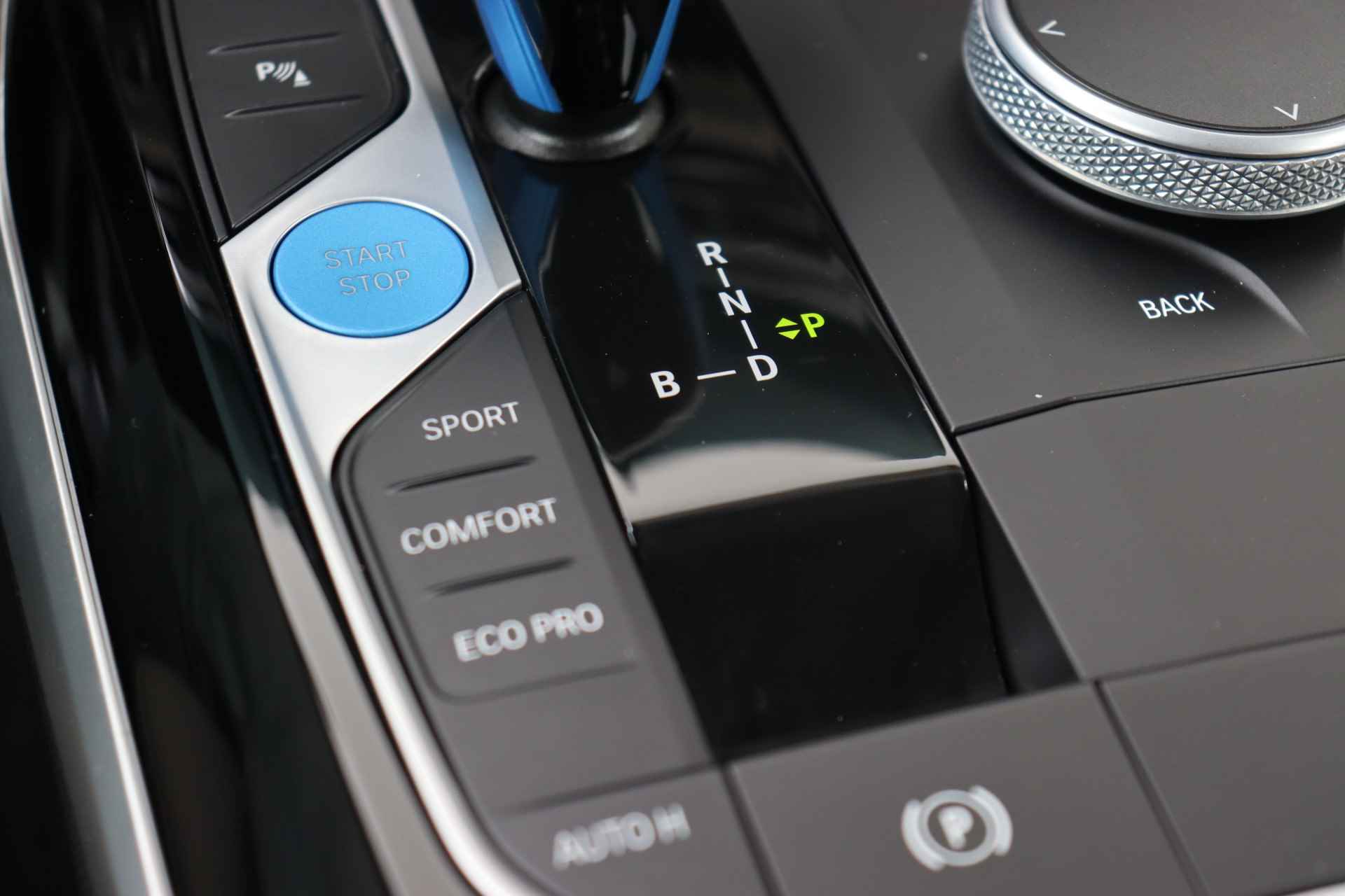 BMW i4 eDrive40 High Executive 84 kWh / Active Cruise Control / Trekhaak / Achteruitrijcamera / 18'' / - 20/29