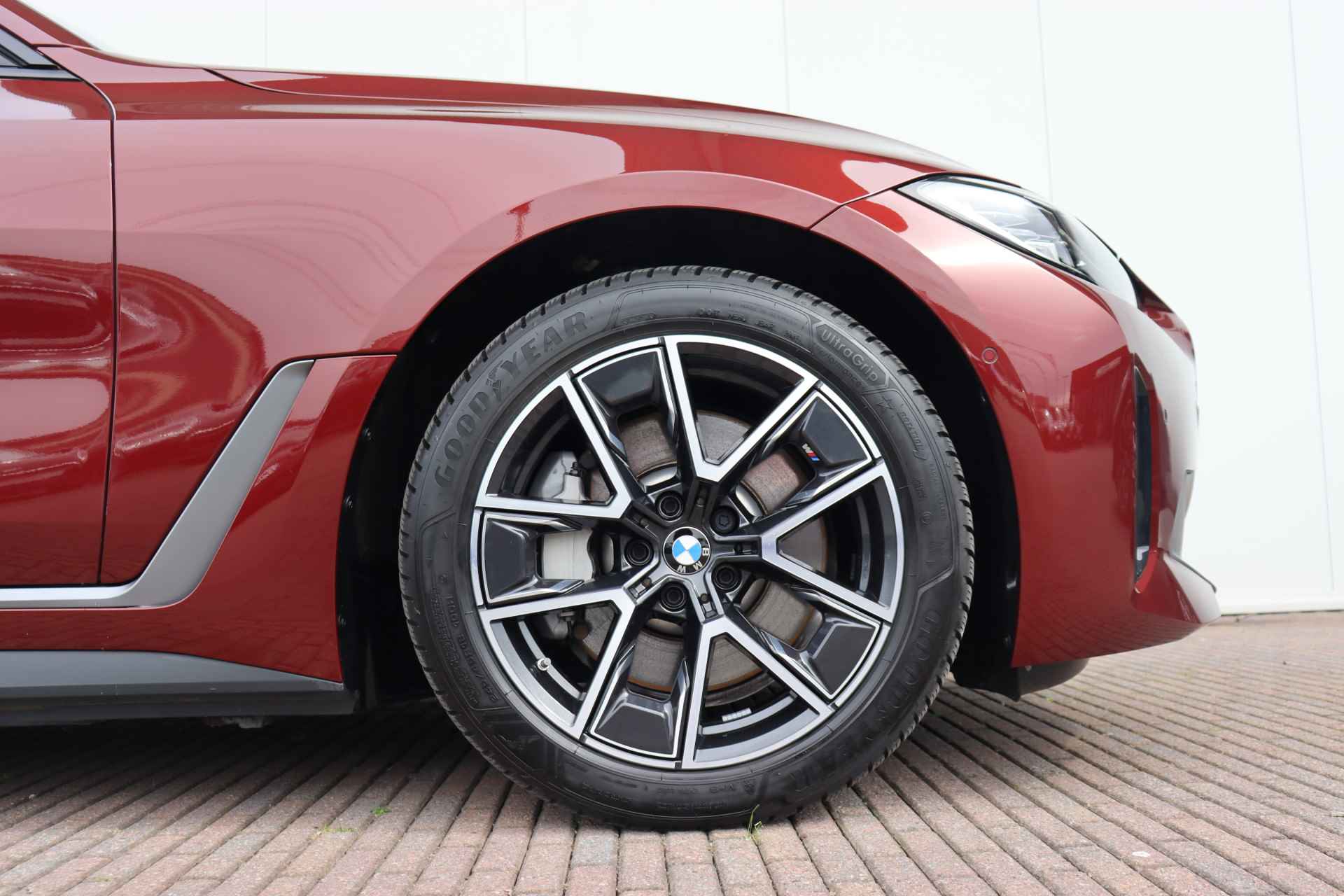 BMW i4 eDrive40 High Executive 84 kWh / Active Cruise Control / Trekhaak / Achteruitrijcamera / 18'' / - 26/29