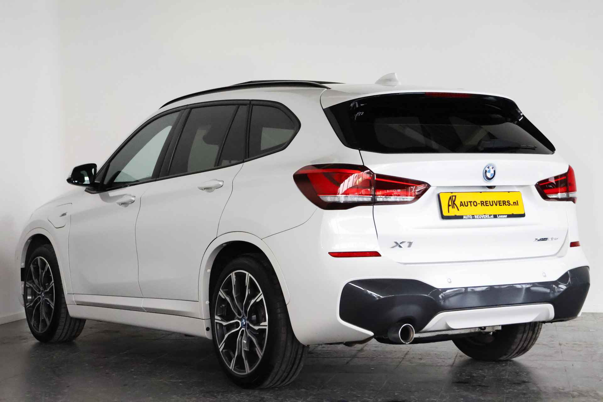 BMW X1 xDrive25e Executive M-Sport / Panoramadak / Adaptive cruise / Keyless / Navi / Trekhaak - 2/36