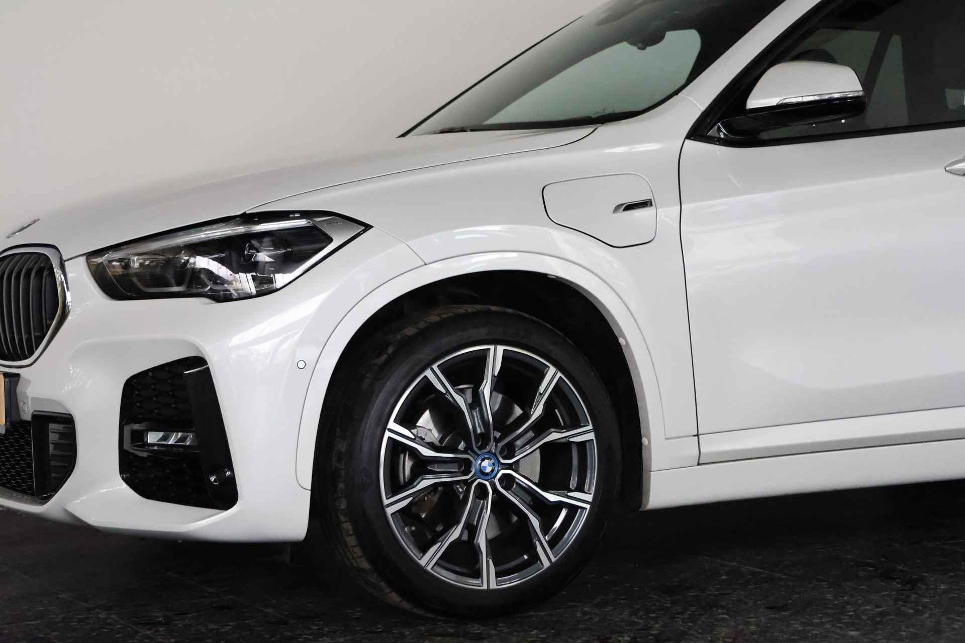 BMW X1 xDrive25e Executive M-Sport / Panoramadak / Adaptive cruise / Keyless / Navi / Trekhaak - 35/36