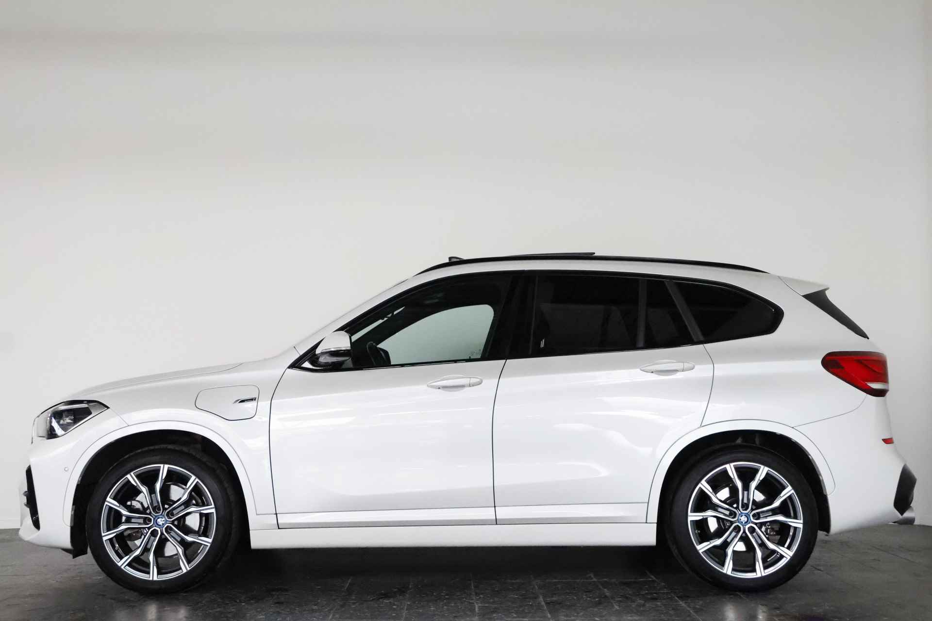 BMW X1 xDrive25e Executive M-Sport / Panoramadak / Adaptive cruise / Keyless / Navi / Trekhaak - 36/36