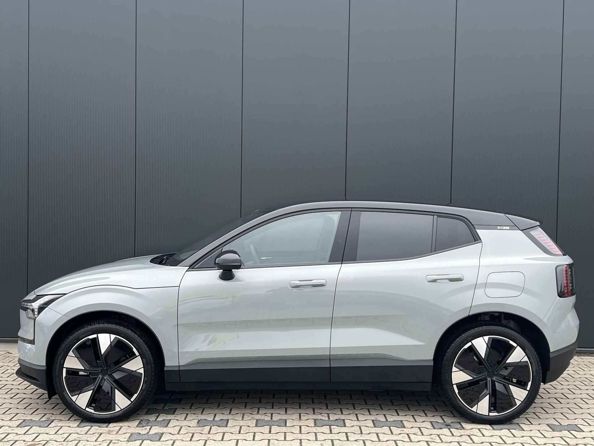 Volvo EX30 Single Motor Extended Range Plus 69 kWh | 20 Inch | Climate Pack | Harman/Kardon | Privacy Glass - 4/39