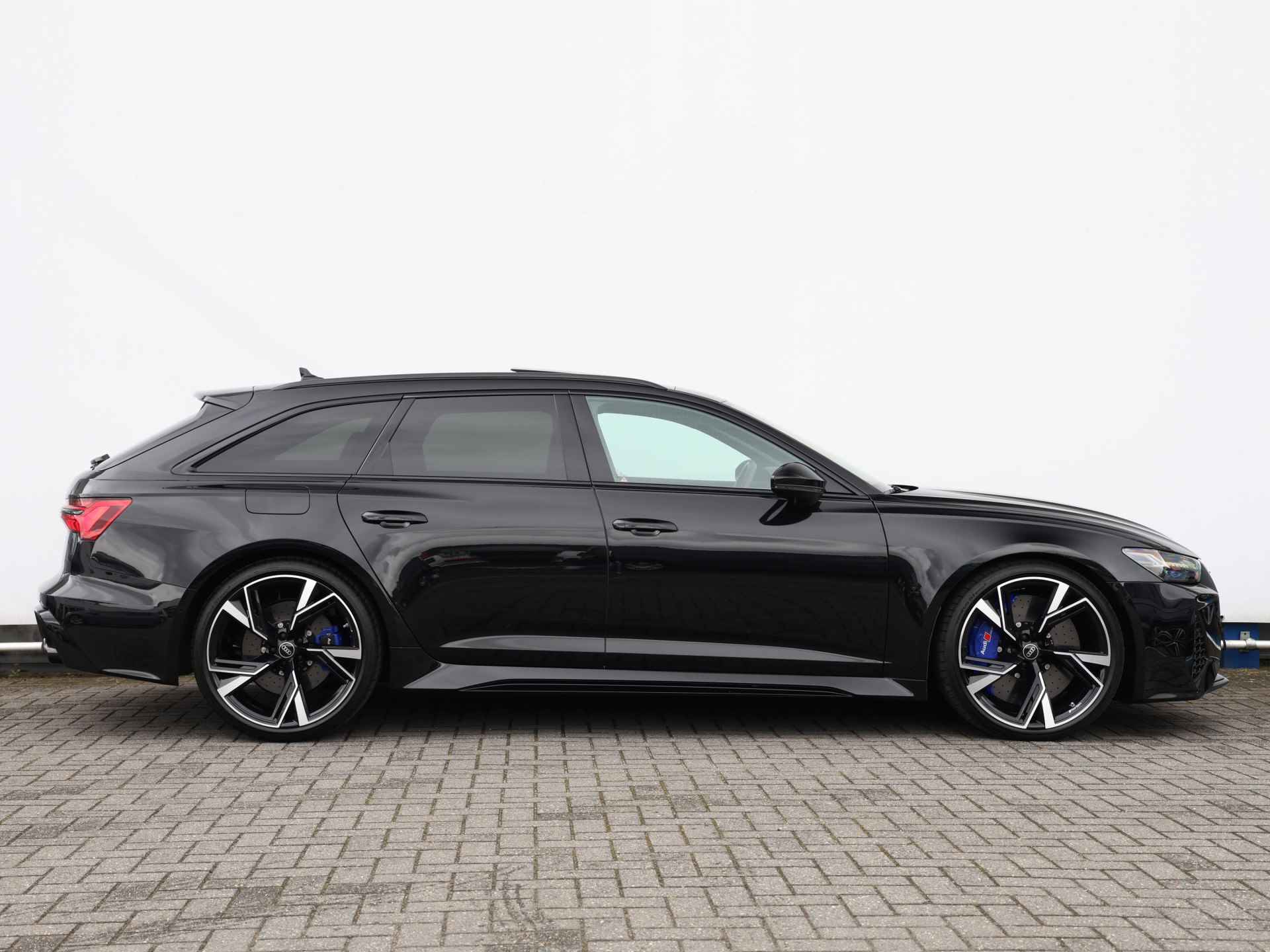 Audi RS6 Avant 4.0 TFSI quattro 600pk | 305km/u | Keramisch | B&O | Vierwielbesturing | Pano | Head-up | Servo | Trekhaak | 22" Velgen | Stoelventilatie | Stoelverwarming v+a - 2/57