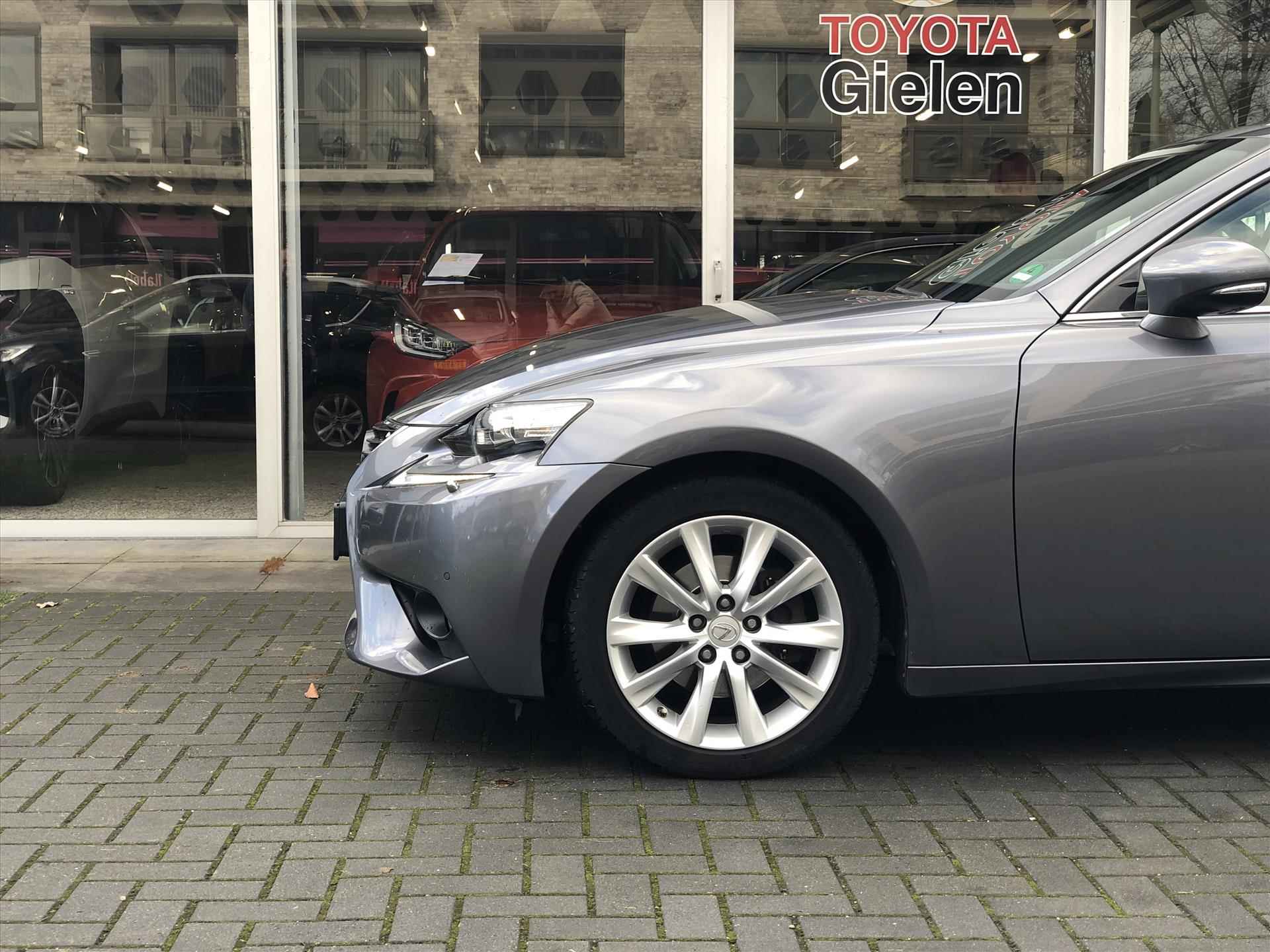 Lexus Is 300h 223pk First Edition | Eerste eigenaar, Leer, Parkeersensoren, Navigatie, Parkeercamera, 17inch, Cruise control - 2/39