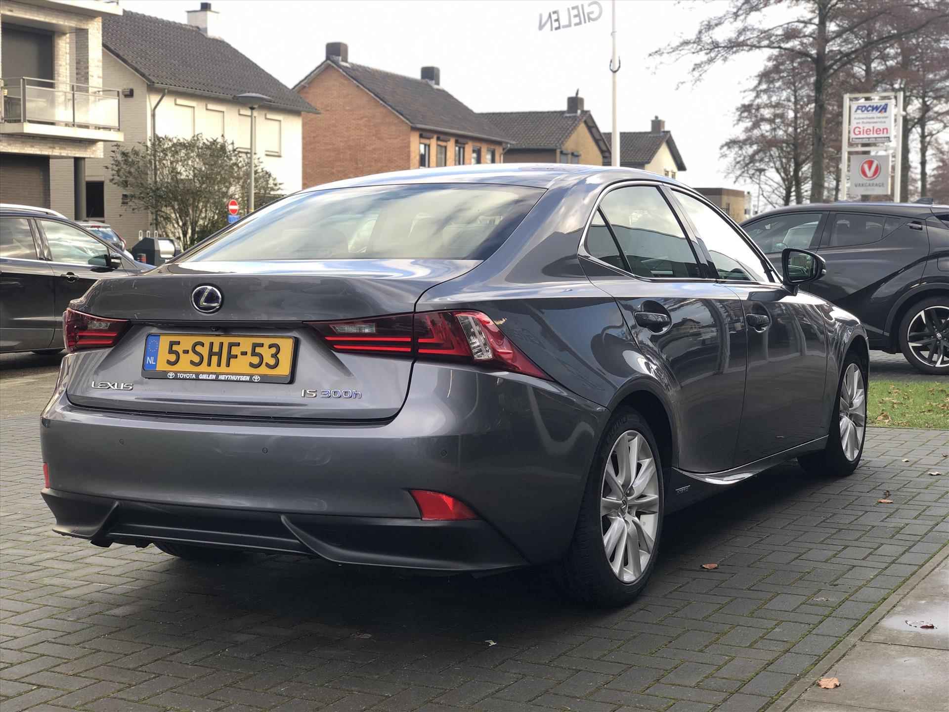 Lexus Is 300h 223pk First Edition | Eerste eigenaar, Leer, Parkeersensoren, Navigatie, Parkeercamera, 17inch, Cruise control - 3/39