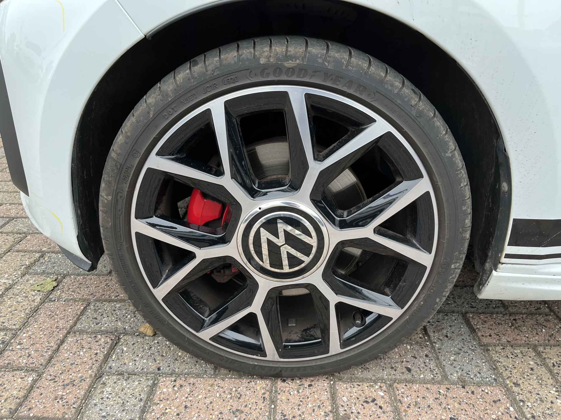 Volkswagen up! 1.0 TSI GTI / CAMERA/ PARK. SENSOREN/ 116 PK/ CRUISE/ STOEL VERWARM./ BLEUTOOTH/ CLIMA/ DAB/ 17" LMV/ - 26/28