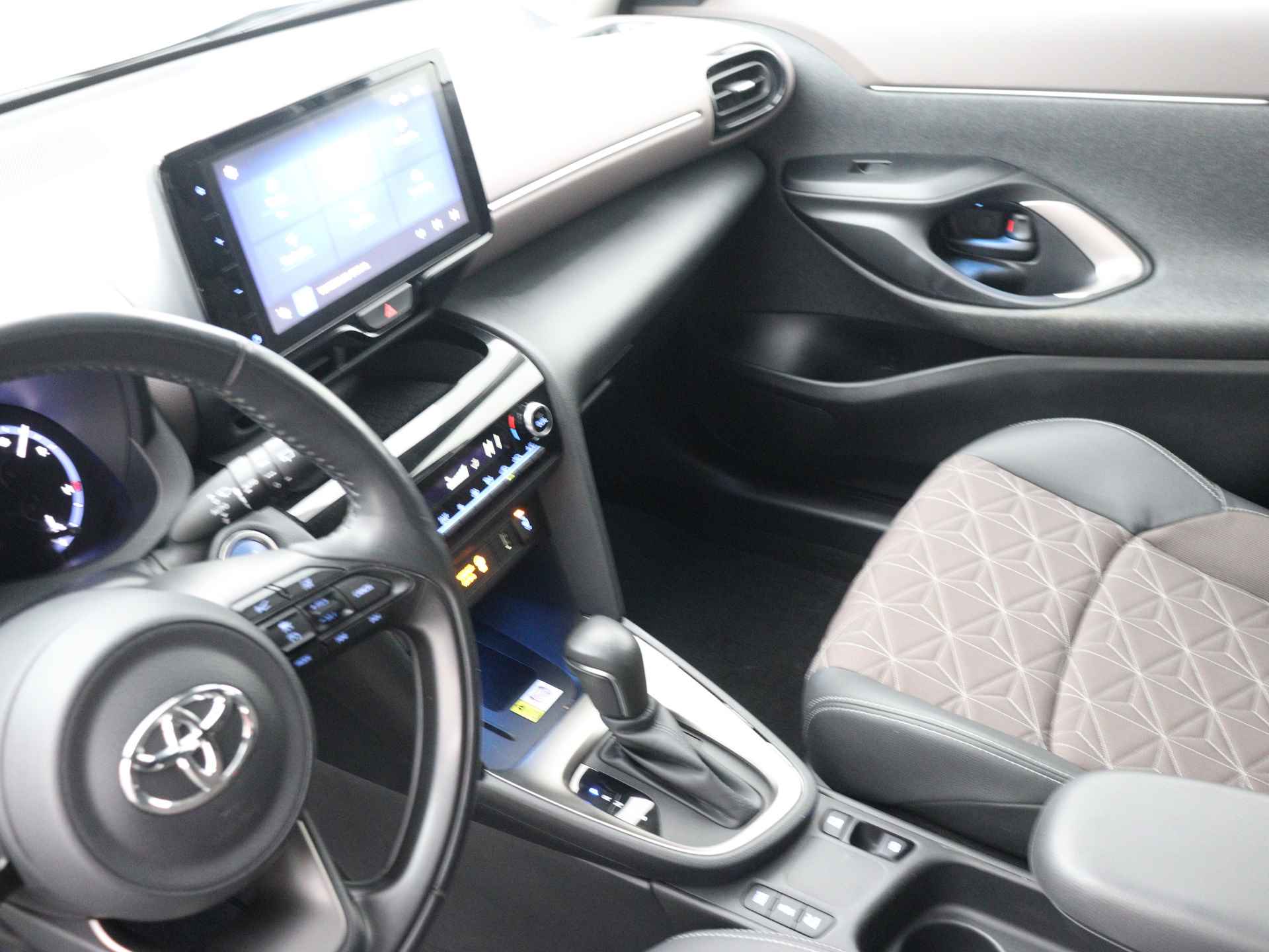 Toyota Yaris Cross 1.5 Hybrid Executive Limited | Parkeersensoren | Stoel en stuurwiel verwarmd | Camera | Draadloze telefoonlader | LM velgen | Cruise Control Adaptief | Climate Control | - 8/42