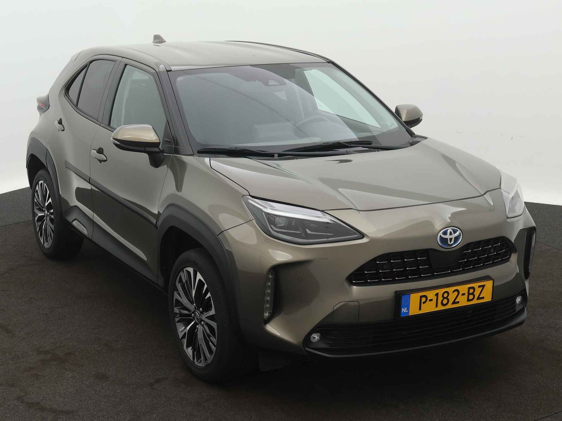 Toyota Yaris Cross 1.5 Hybrid Executive Limited | Parkeersensoren | Stoel en stuurwiel verwarmd | Camera | Draadloze telefoonlader | LM velgen | Cruise Control Adaptief | Climate Control | - 27/42