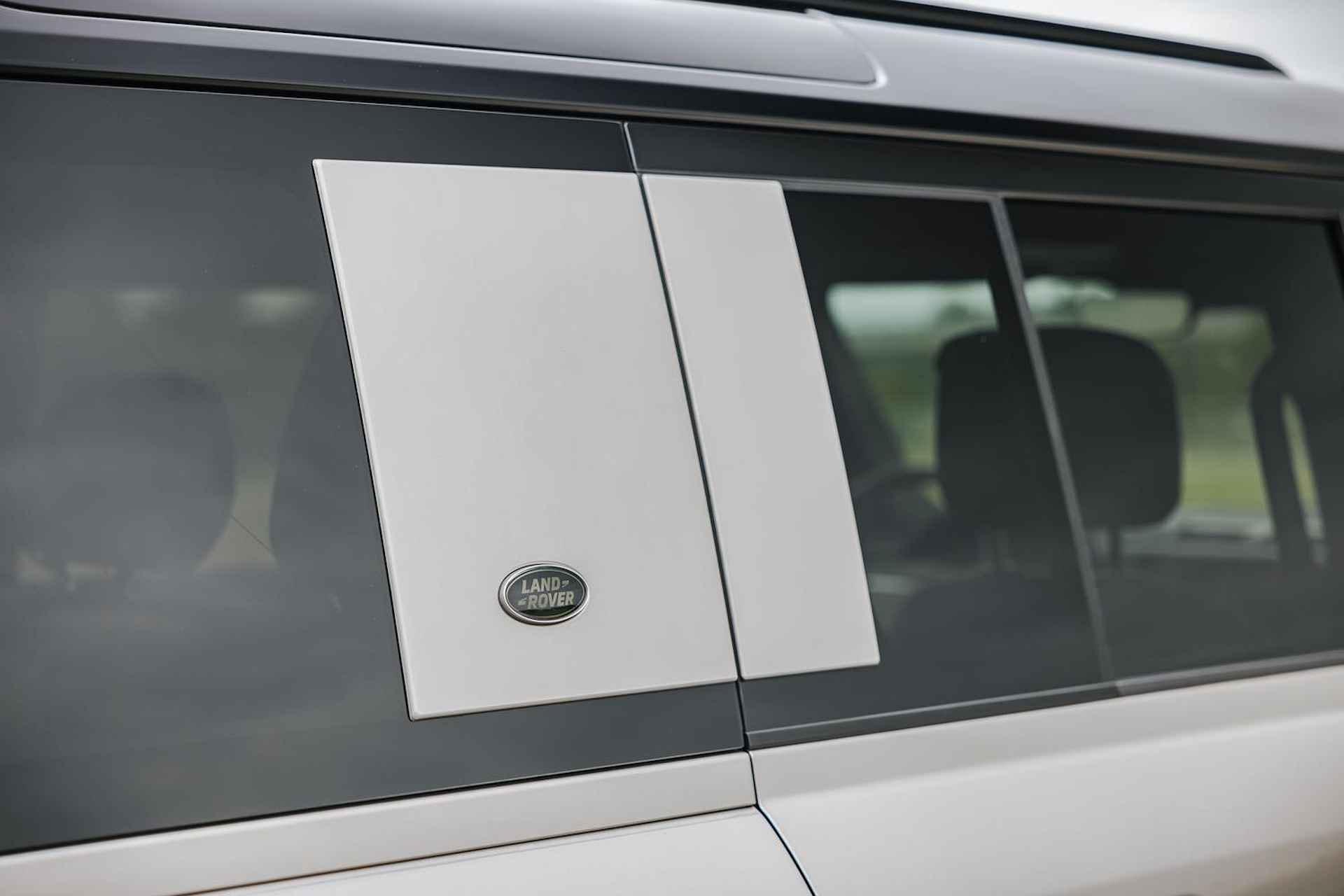 Land Rover Defender 2.0 P400e 110 X-Dynamic HSE | Panoramadak | 22" Velgen in Gloss Black | 11,4" Touch Screen | Cold Climate Pack | Elektrische Trekhaak | Expedition imperiaal | Uitklapbare Dakladder| All Season Banden - 12/43