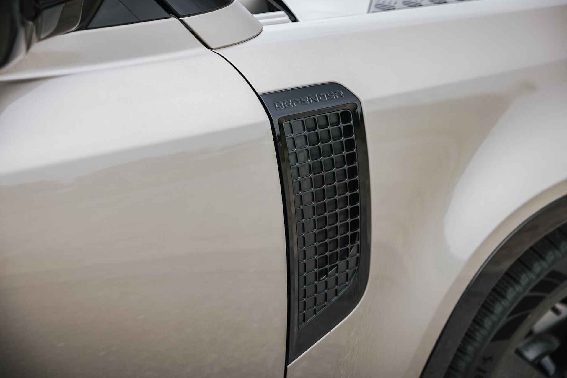 Land Rover Defender 2.0 P400e 110 X-Dynamic HSE | Panoramadak | 22" Velgen in Gloss Black | 11,4" Touch Screen | Cold Climate Pack | Elektrische Trekhaak | Expedition imperiaal | Uitklapbare Dakladder| All Season Banden - 13/43
