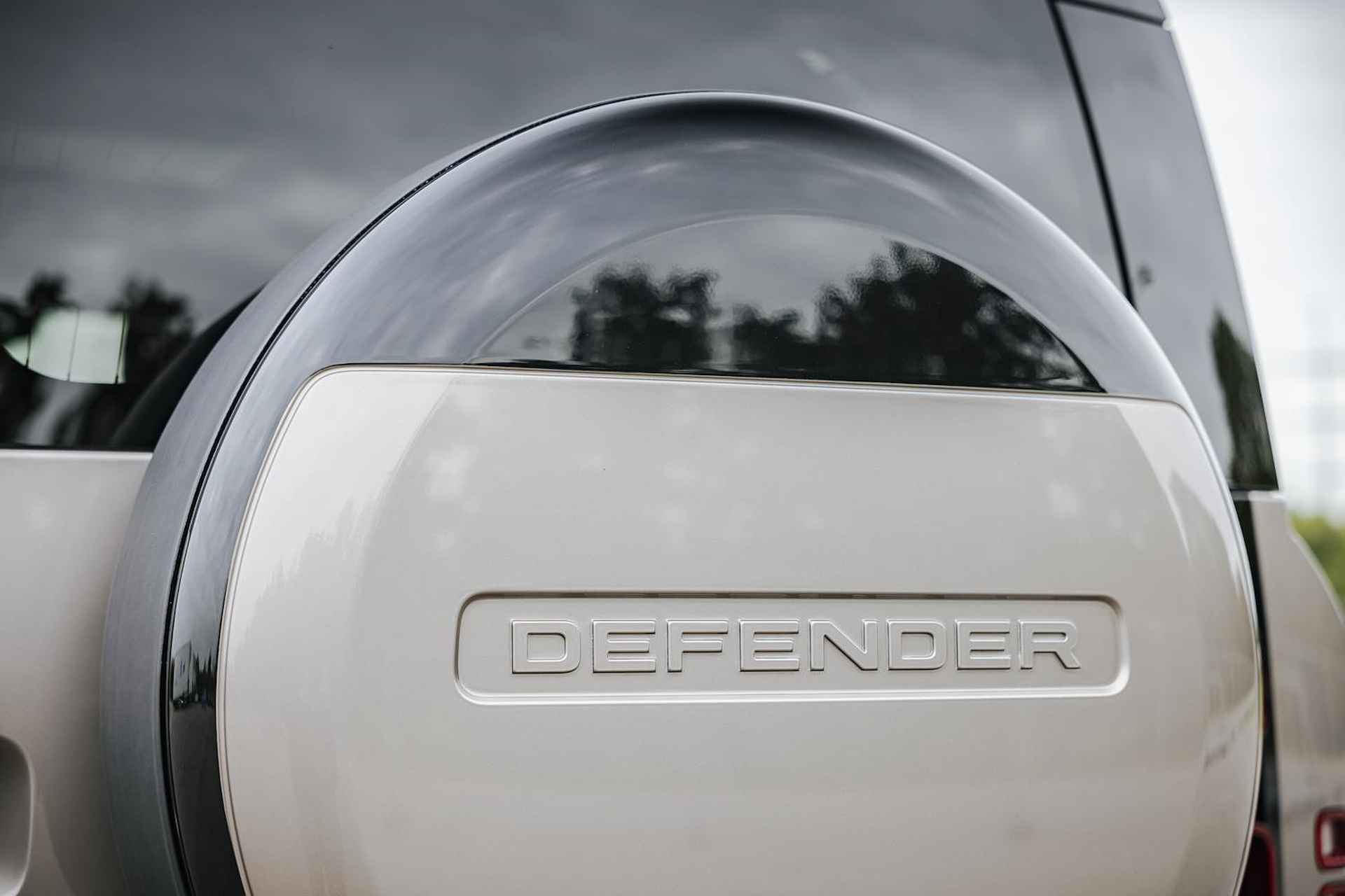 Land Rover Defender 2.0 P400e 110 X-Dynamic HSE | Panoramadak | 22" Velgen in Gloss Black | 11,4" Touch Screen | Cold Climate Pack | Elektrische Trekhaak | Expedition imperiaal | Uitklapbare Dakladder| All Season Banden - 14/43