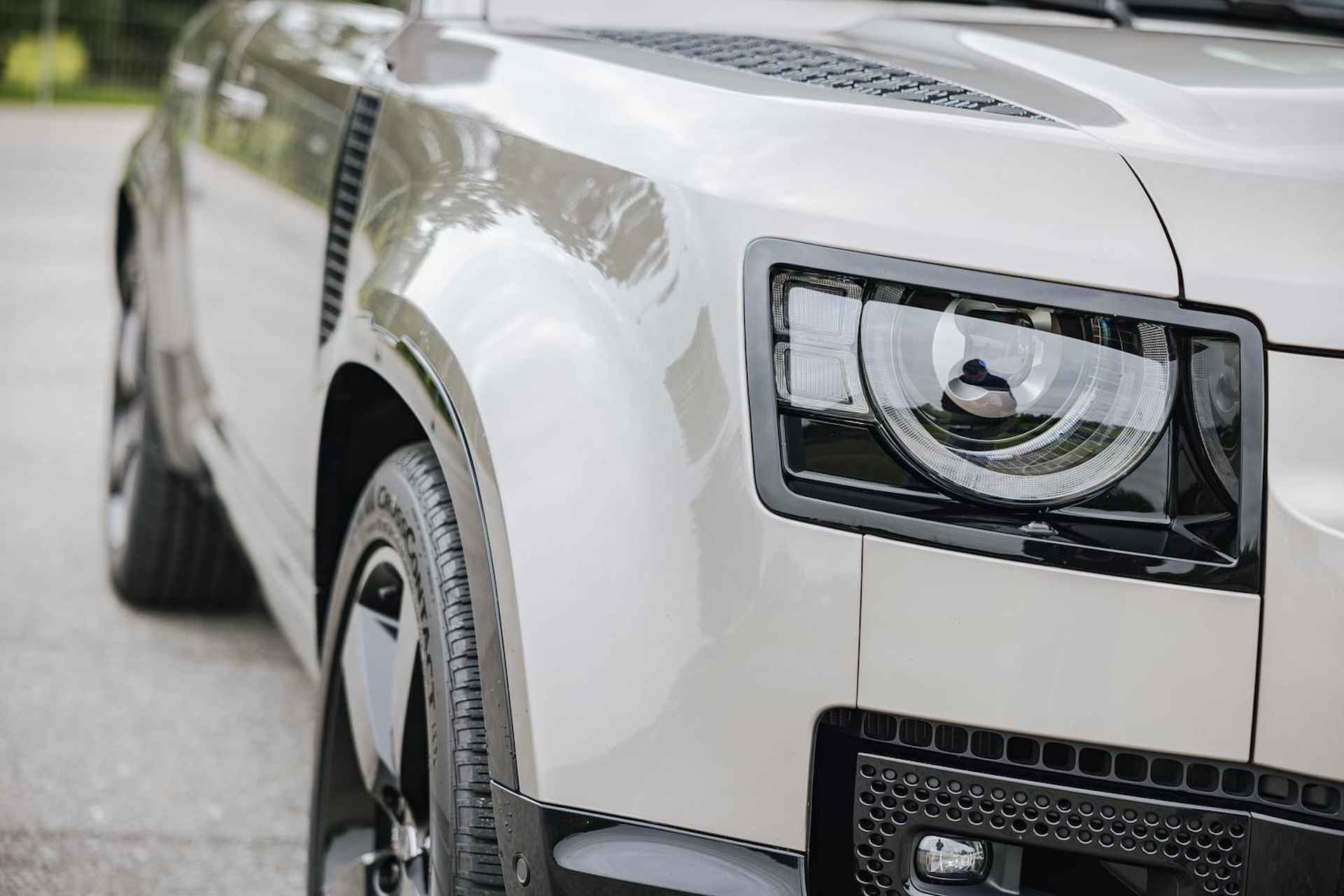 Land Rover Defender 2.0 P400e 110 X-Dynamic HSE | Panoramadak | 22" Velgen in Gloss Black | 11,4" Touch Screen | Cold Climate Pack | Elektrische Trekhaak | Expedition imperiaal | Uitklapbare Dakladder| All Season Banden - 15/43