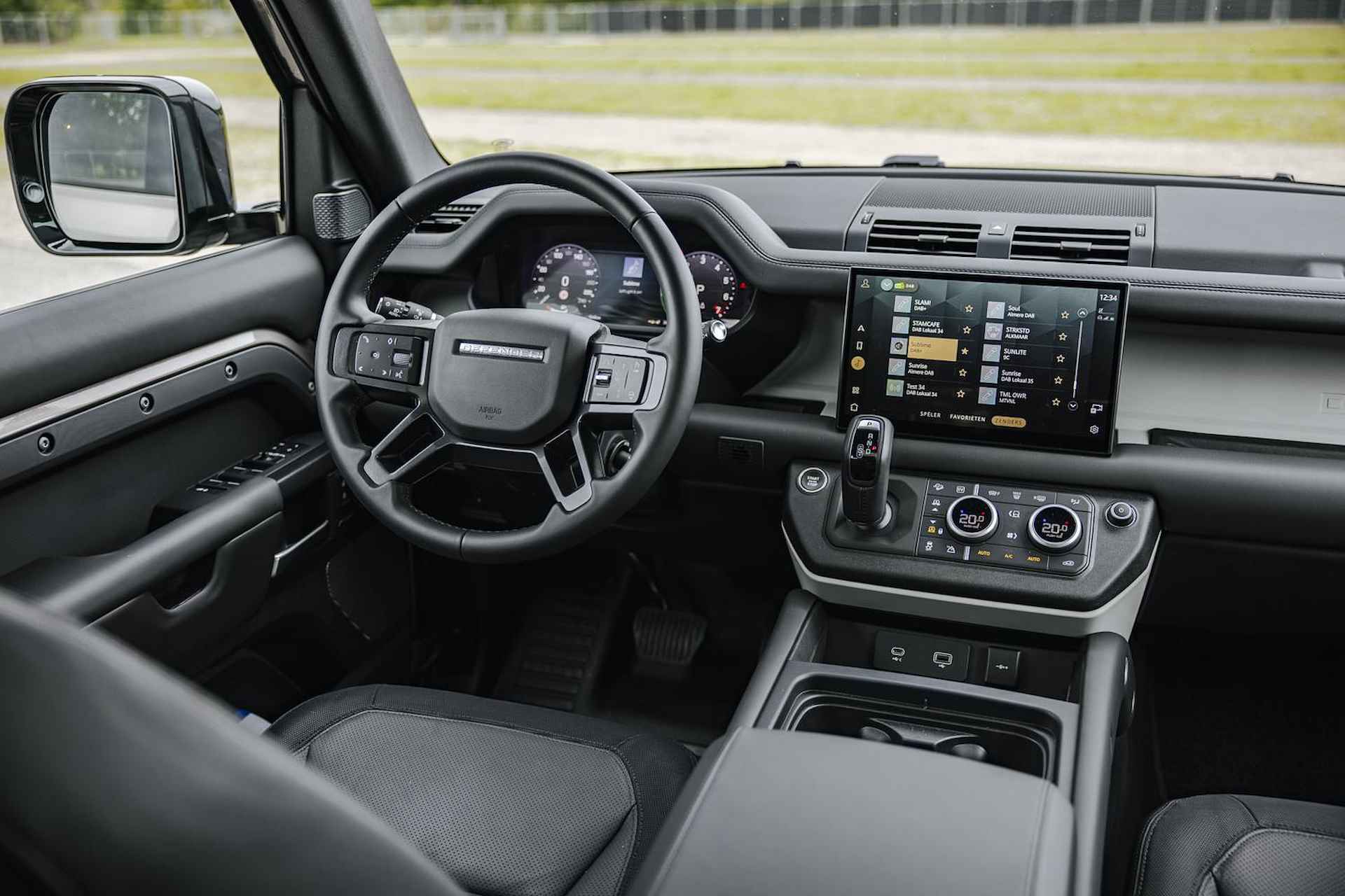 Land Rover Defender 2.0 P400e 110 X-Dynamic HSE | Panoramadak | 22" Velgen in Gloss Black | 11,4" Touch Screen | Cold Climate Pack | Elektrische Trekhaak | Expedition imperiaal | Uitklapbare Dakladder| All Season Banden - 18/43