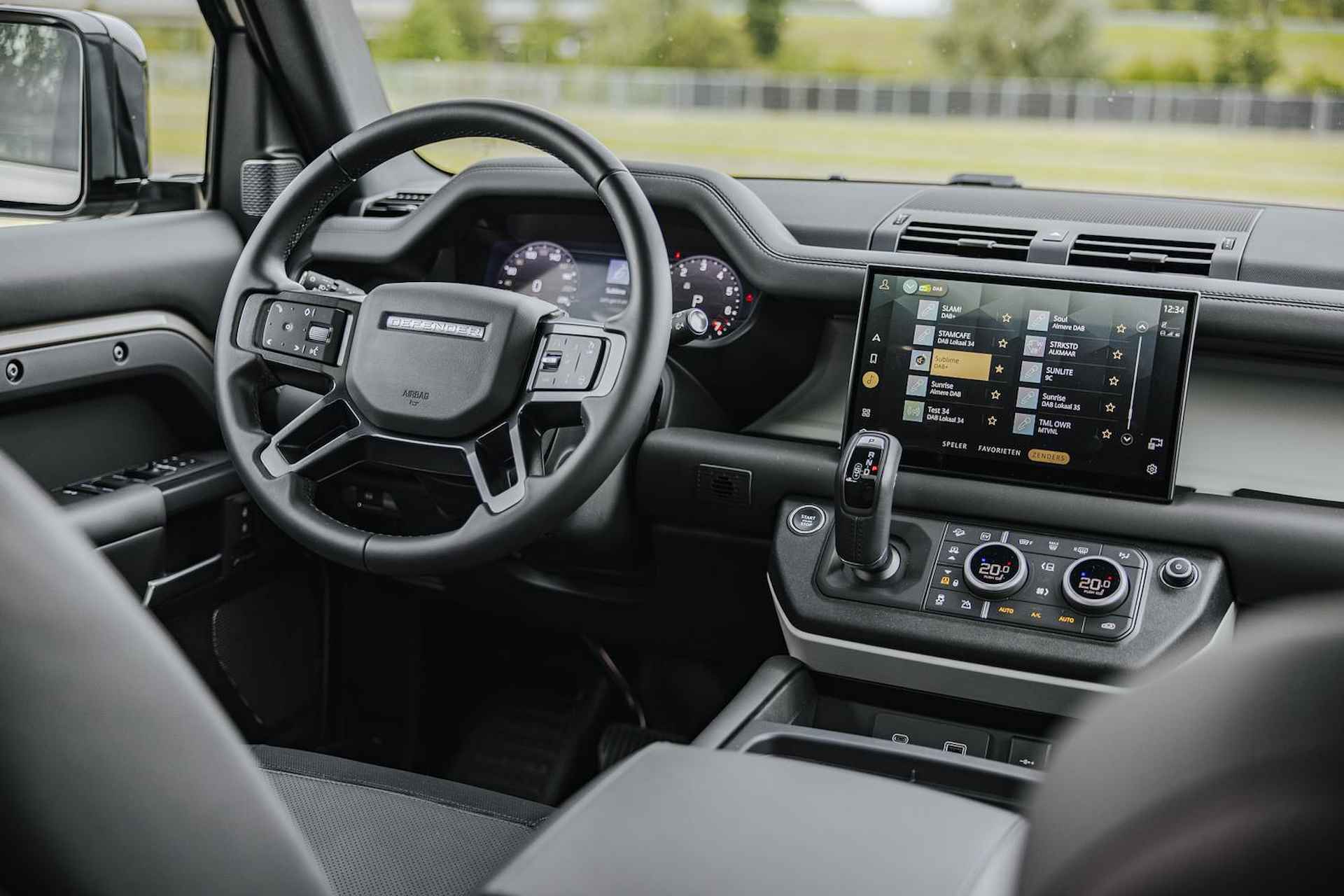Land Rover Defender 2.0 P400e 110 X-Dynamic HSE | Panoramadak | 22" Velgen in Gloss Black | 11,4" Touch Screen | Cold Climate Pack | Elektrische Trekhaak | Expedition imperiaal | Uitklapbare Dakladder| All Season Banden - 25/43