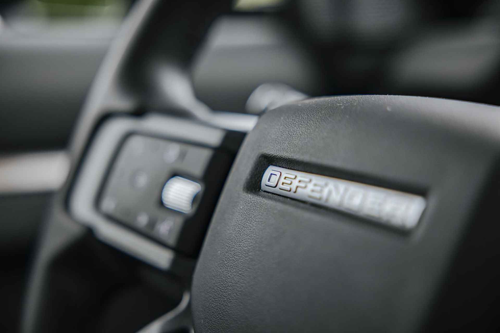 Land Rover Defender 2.0 P400e 110 X-Dynamic HSE | Panoramadak | 22" Velgen in Gloss Black | 11,4" Touch Screen | Cold Climate Pack | Elektrische Trekhaak | Expedition imperiaal | Uitklapbare Dakladder| All Season Banden - 27/43