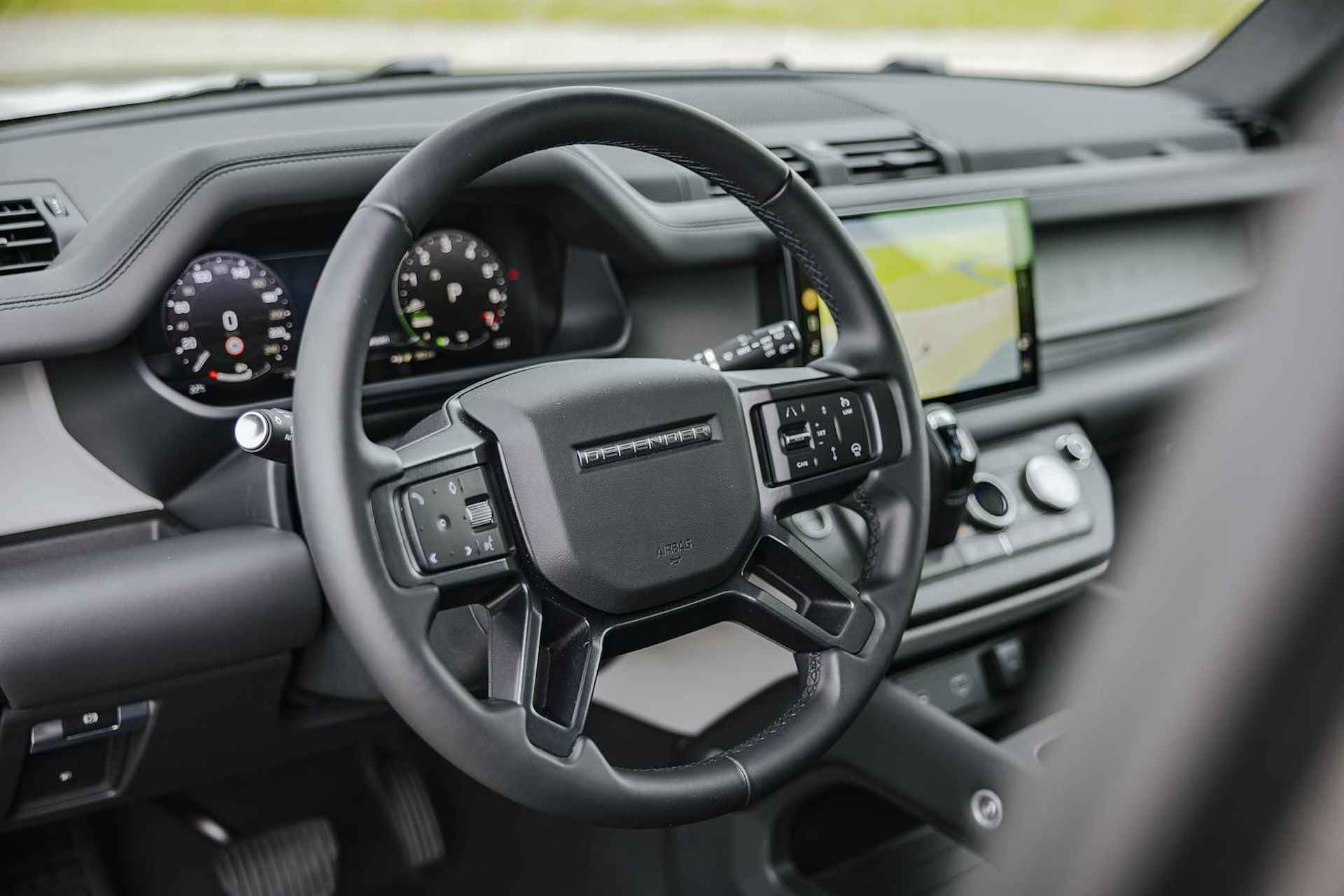 Land Rover Defender 2.0 P400e 110 X-Dynamic HSE | Panoramadak | 22" Velgen in Gloss Black | 11,4" Touch Screen | Cold Climate Pack | Elektrische Trekhaak | Expedition imperiaal | Uitklapbare Dakladder| All Season Banden - 28/43
