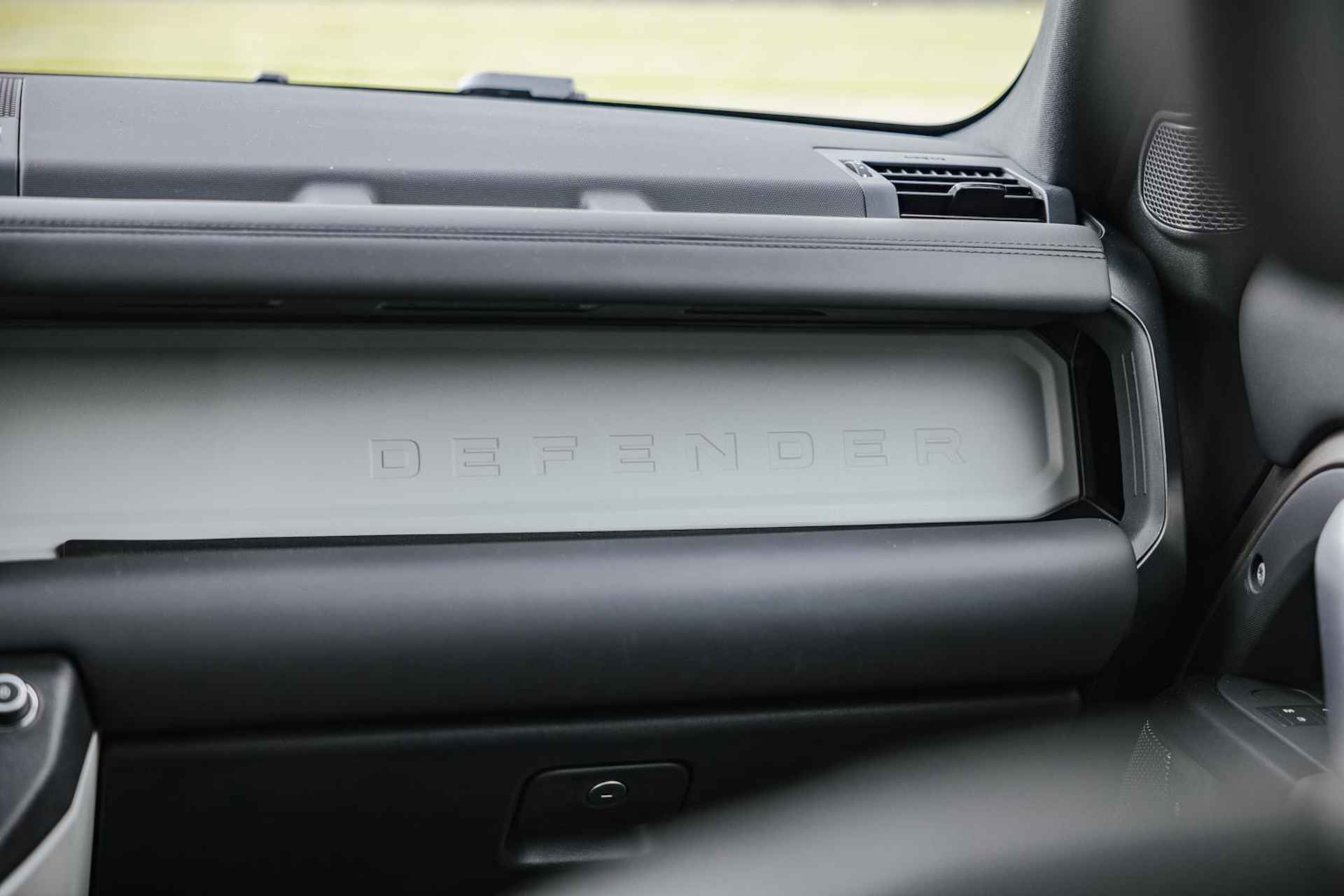 Land Rover Defender 2.0 P400e 110 X-Dynamic HSE | Panoramadak | 22" Velgen in Gloss Black | 11,4" Touch Screen | Cold Climate Pack | Elektrische Trekhaak | Expedition imperiaal | Uitklapbare Dakladder| All Season Banden - 30/43