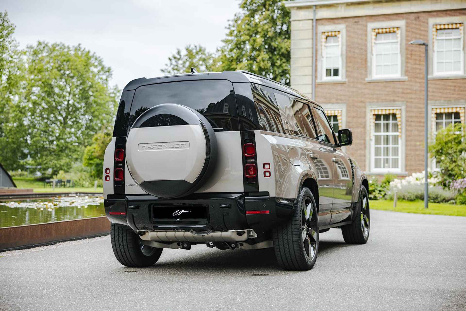 Land Rover Defender 2.0 P400e 110 X-Dynamic HSE | Panoramadak | 22" Velgen in Gloss Black | 11,4" Touch Screen | Cold Climate Pack | Elektrische Trekhaak | Expedition imperiaal | Uitklapbare Dakladder| All Season Banden - 33/43