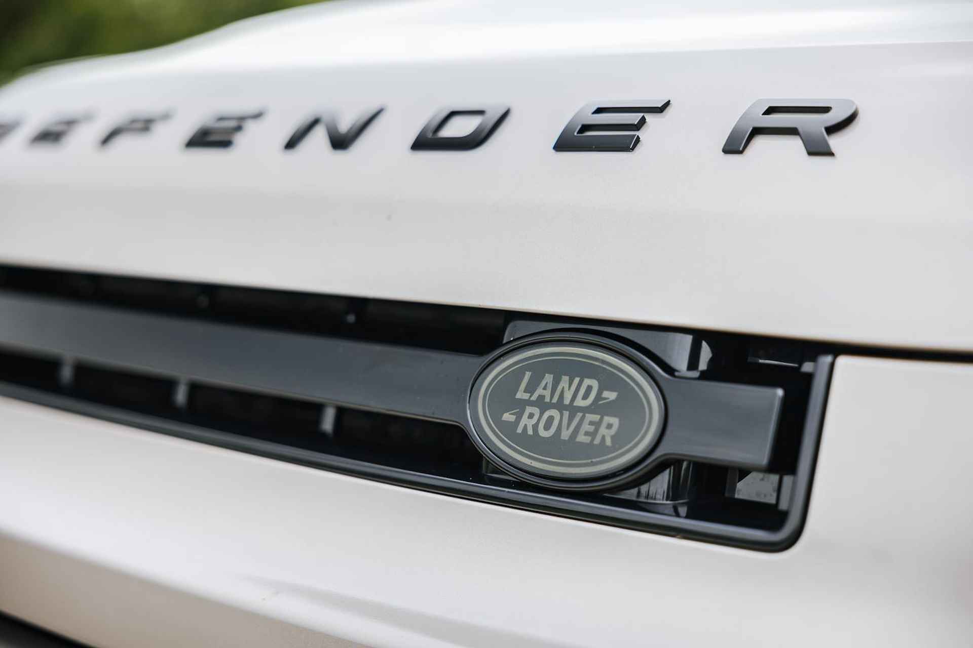 Land Rover Defender 2.0 P400e 110 X-Dynamic HSE | Panoramadak | 22" Velgen in Gloss Black | 11,4" Touch Screen | Cold Climate Pack | Elektrische Trekhaak | Expedition imperiaal | Uitklapbare Dakladder| All Season Banden - 34/43