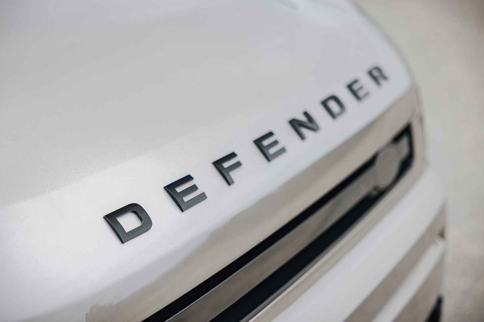 Land Rover Defender 2.0 P400e 110 X-Dynamic HSE | Panoramadak | 22" Velgen in Gloss Black | 11,4" Touch Screen | Cold Climate Pack | Elektrische Trekhaak | Expedition imperiaal | Uitklapbare Dakladder| All Season Banden - 36/43