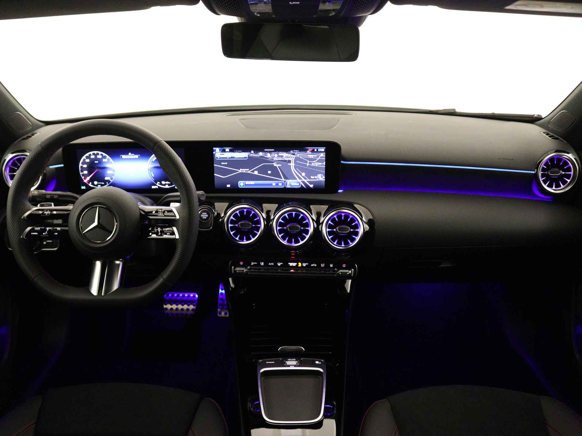 Mercedes-Benz A-Klasse 250 e AMG Line | Premium Pack | Nightpakket | Draadloos opladen voor smartphone | Sfeerverlichting | Dodehoekassistent |  Parkeerpakket met achteruitrijcamera | Extra USB-poorten | - 5/38