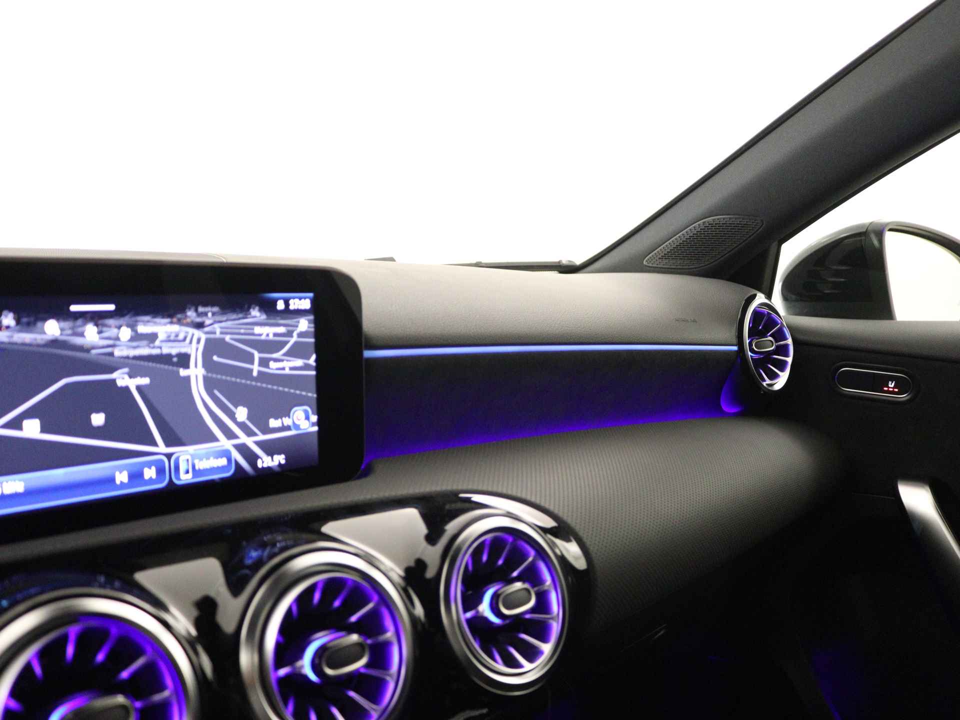 Mercedes-Benz A-Klasse 250 e AMG Line | Premium Pack | Nightpakket | Draadloos opladen voor smartphone | Sfeerverlichting | Dodehoekassistent |  Parkeerpakket met achteruitrijcamera | Extra USB-poorten | - 7/38