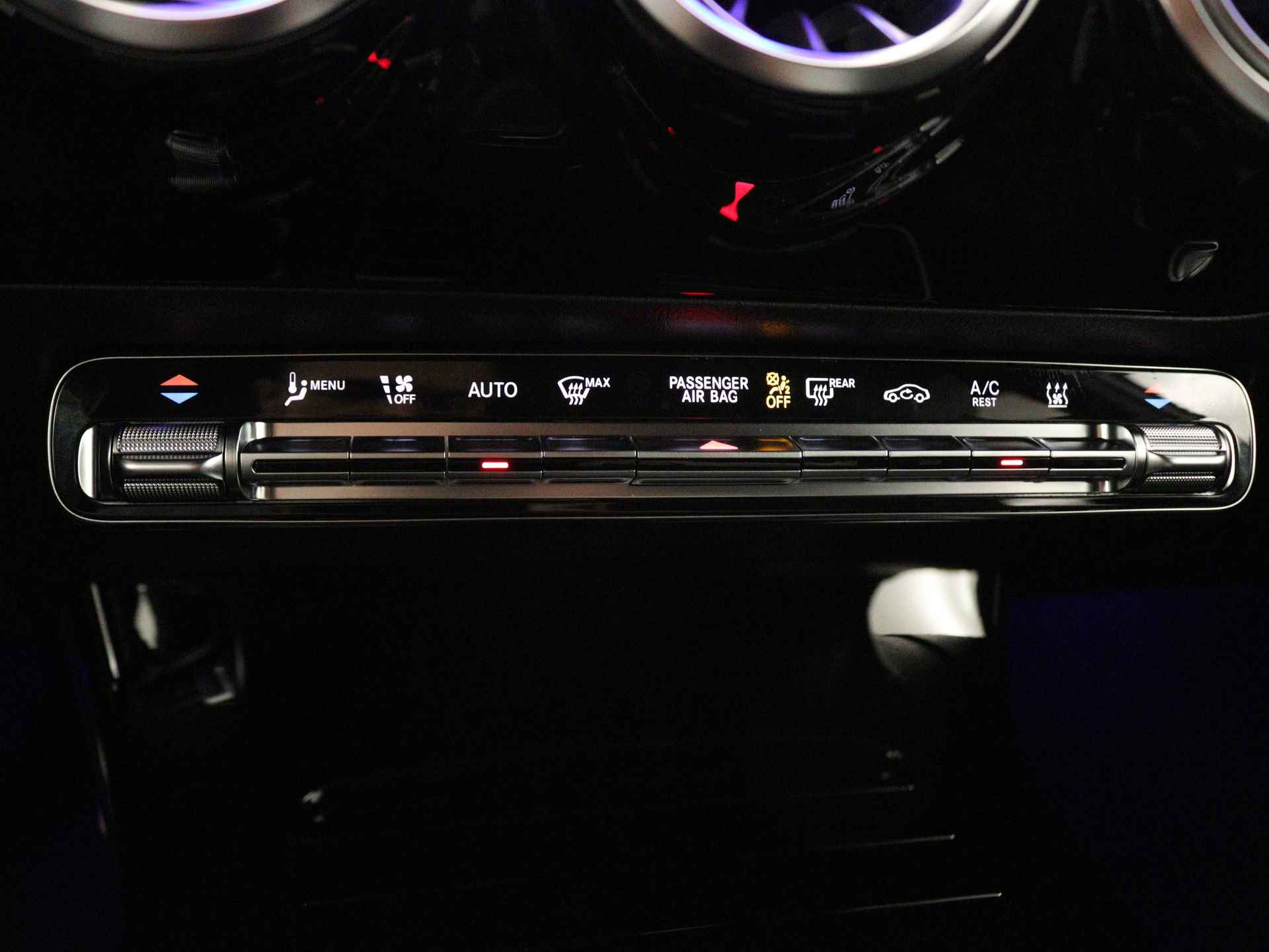 Mercedes-Benz A-Klasse 250 e AMG Line | Premium Pack | Nightpakket | Draadloos opladen voor smartphone | Sfeerverlichting | Dodehoekassistent |  Parkeerpakket met achteruitrijcamera | Extra USB-poorten | - 9/38