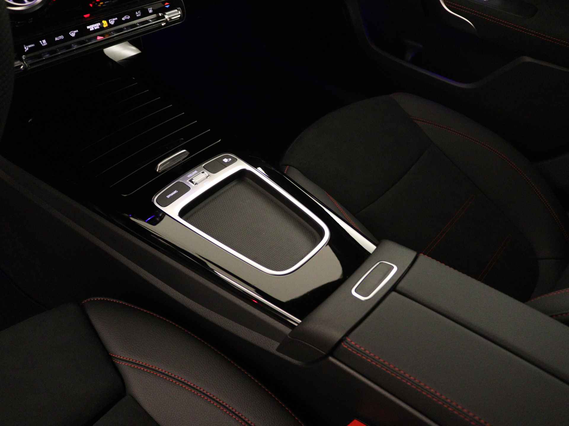 Mercedes-Benz A-Klasse 250 e AMG Line | Premium Pack | Nightpakket | Draadloos opladen voor smartphone | Sfeerverlichting | Dodehoekassistent |  Parkeerpakket met achteruitrijcamera | Extra USB-poorten | - 10/38