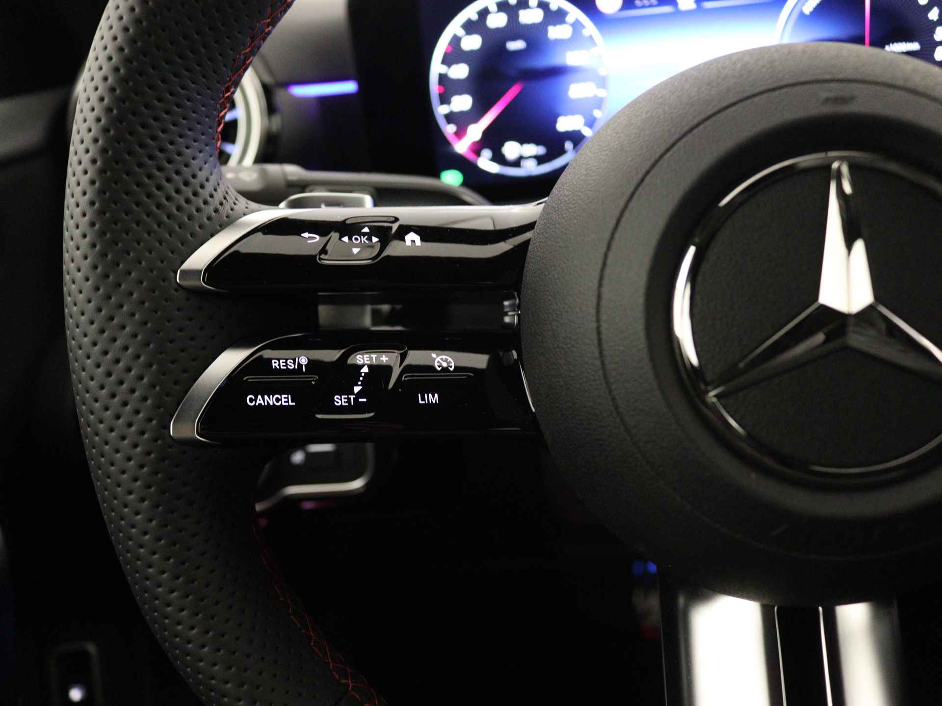 Mercedes-Benz A-Klasse 250 e AMG Line | Premium Pack | Nightpakket | Draadloos opladen voor smartphone | Sfeerverlichting | Dodehoekassistent |  Parkeerpakket met achteruitrijcamera | Extra USB-poorten | - 17/38