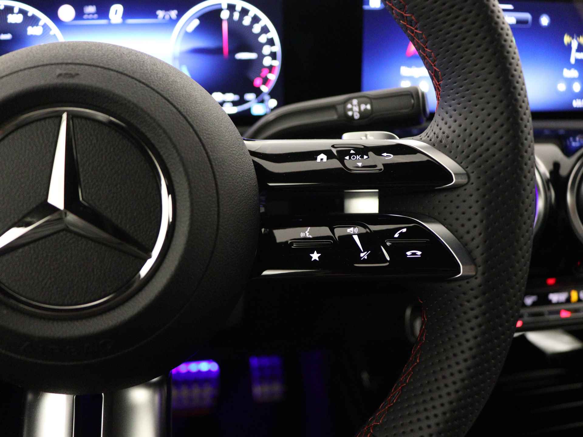 Mercedes-Benz A-Klasse 250 e AMG Line | Premium Pack | Nightpakket | Draadloos opladen voor smartphone | Sfeerverlichting | Dodehoekassistent |  Parkeerpakket met achteruitrijcamera | Extra USB-poorten | - 18/38