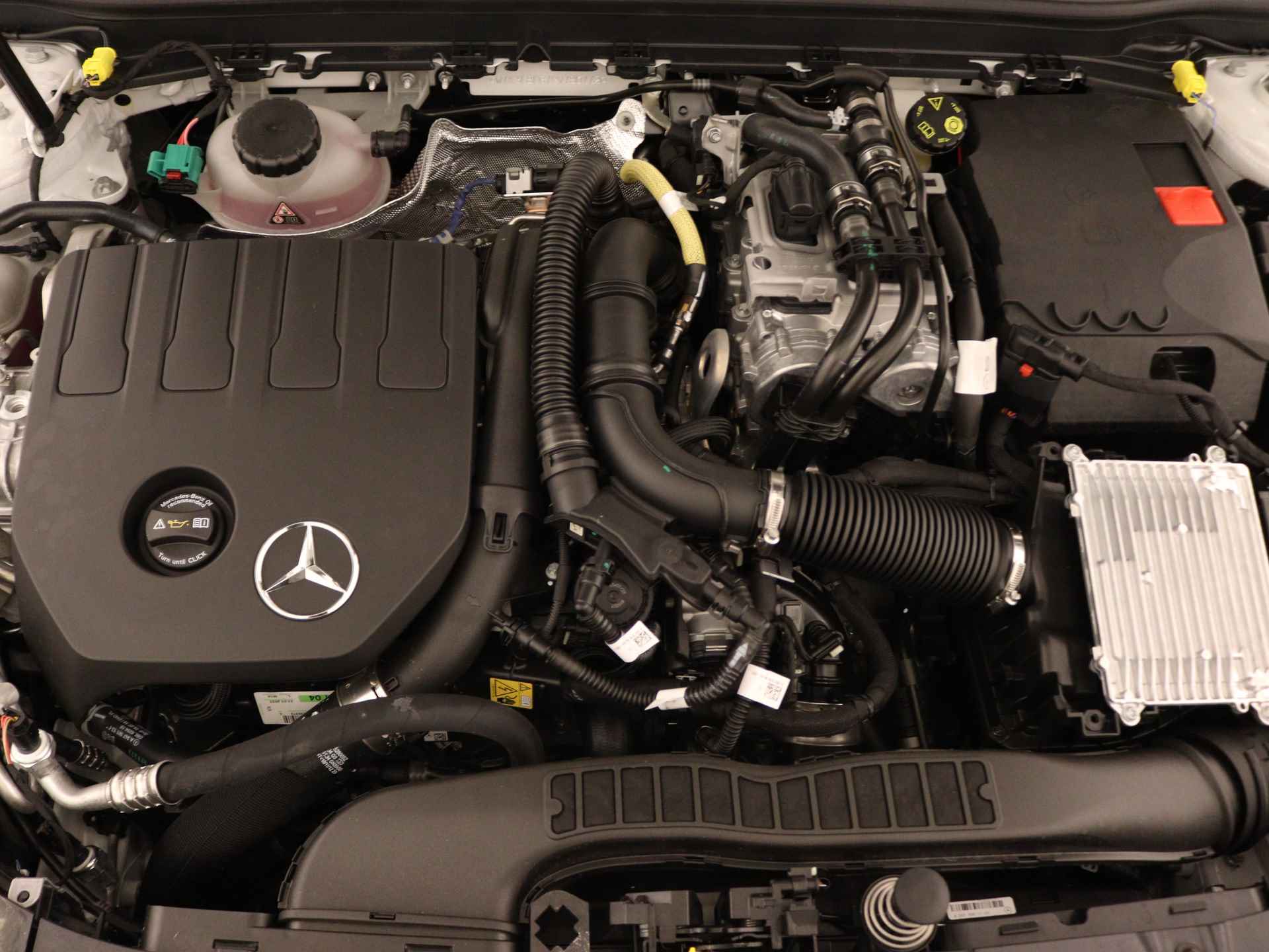 Mercedes-Benz A-Klasse 250 e AMG Line | Premium Pack | Nightpakket | Draadloos opladen voor smartphone | Sfeerverlichting | Dodehoekassistent |  Parkeerpakket met achteruitrijcamera | Extra USB-poorten | - 35/38