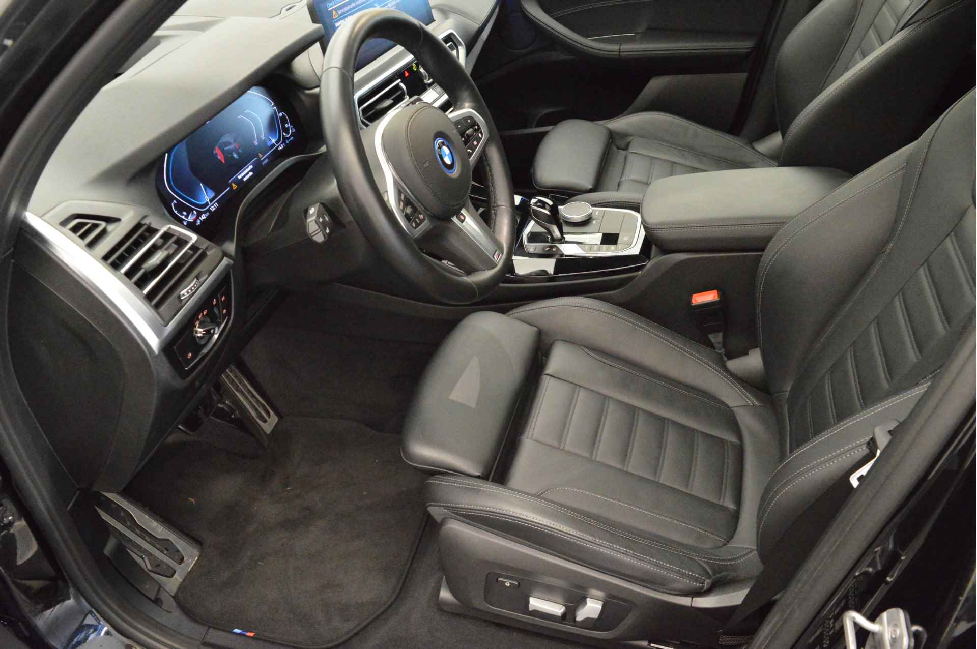 BMW X3 xDrive30e High Executive M Sport Automaat / Panoramadak / Trekhaak / Sportstoelen / Laserlight / Parking Assistant / Head-Up / Stoelverwarming / Live Cockpit Professional - 7/23