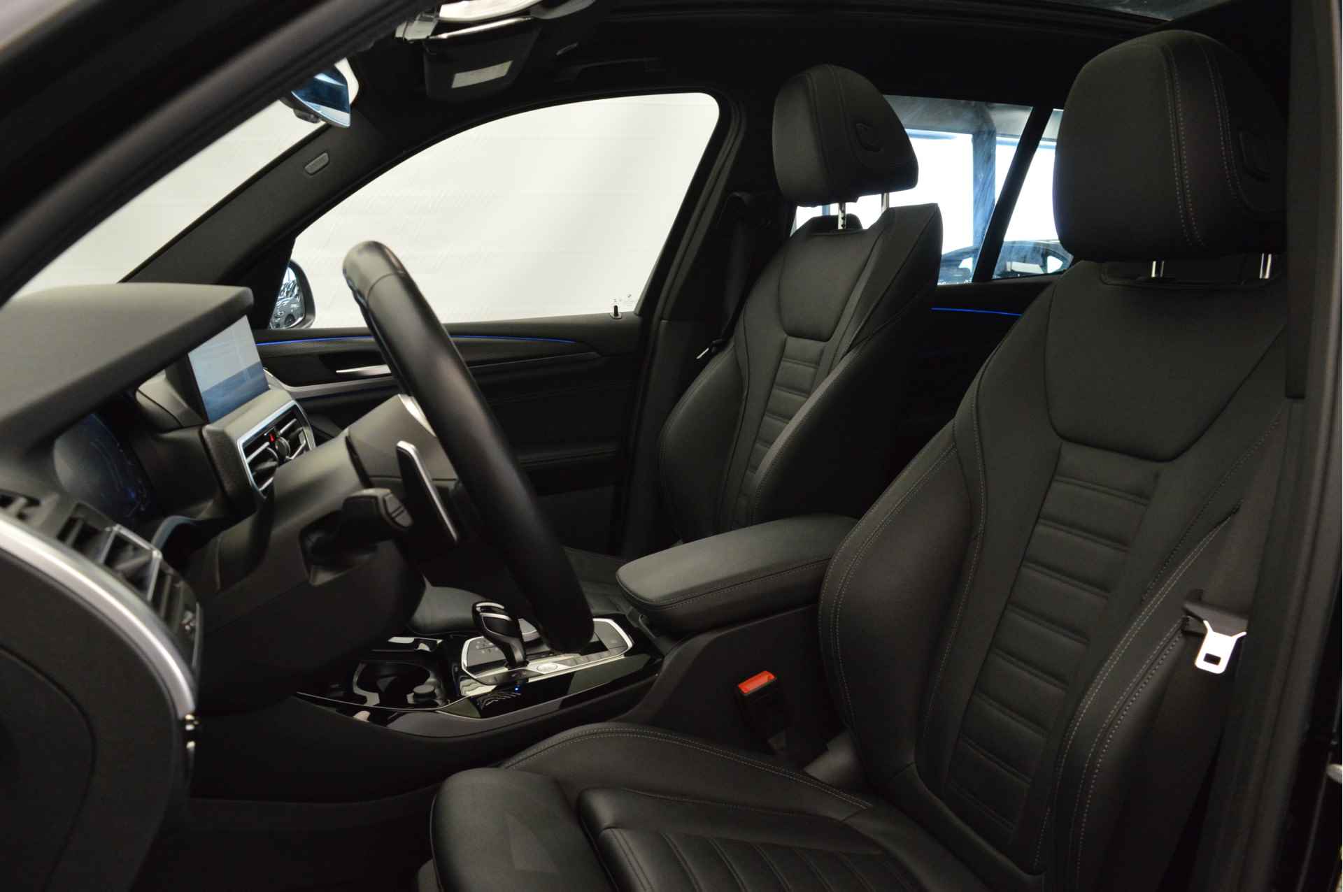 BMW X3 xDrive30e High Executive M Sport Automaat / Panoramadak / Trekhaak / Sportstoelen / Laserlight / Parking Assistant / Head-Up / Stoelverwarming / Live Cockpit Professional - 8/23