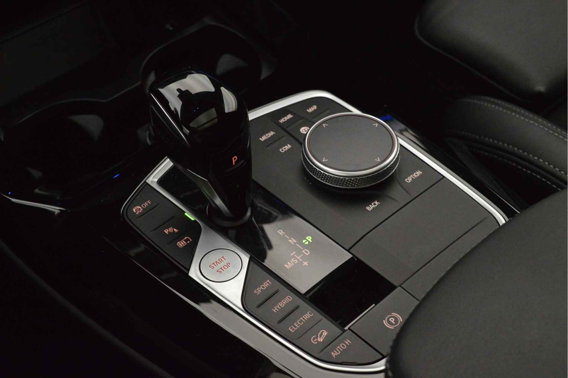 BMW X3 xDrive30e High Executive M Sport Automaat / Panoramadak / Trekhaak / Sportstoelen / Laserlight / Parking Assistant / Head-Up / Stoelverwarming / Live Cockpit Professional - 20/23