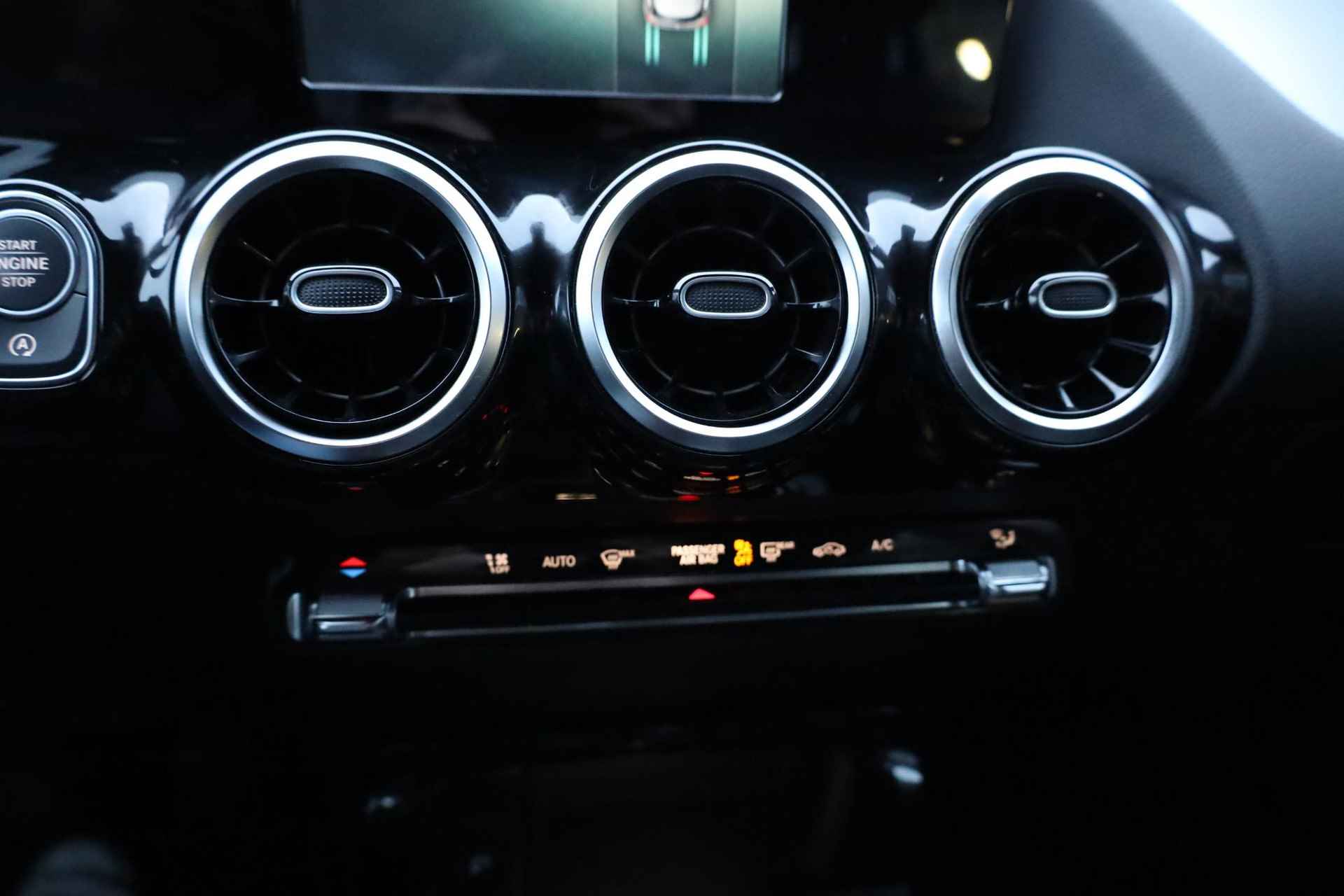 Mercedes-Benz B-klasse 180 Premium CARPLAY STOELVERW. ELEK.TREKHAAK DAB HALFLEER NAVI LMV 2xPDC - 24/49