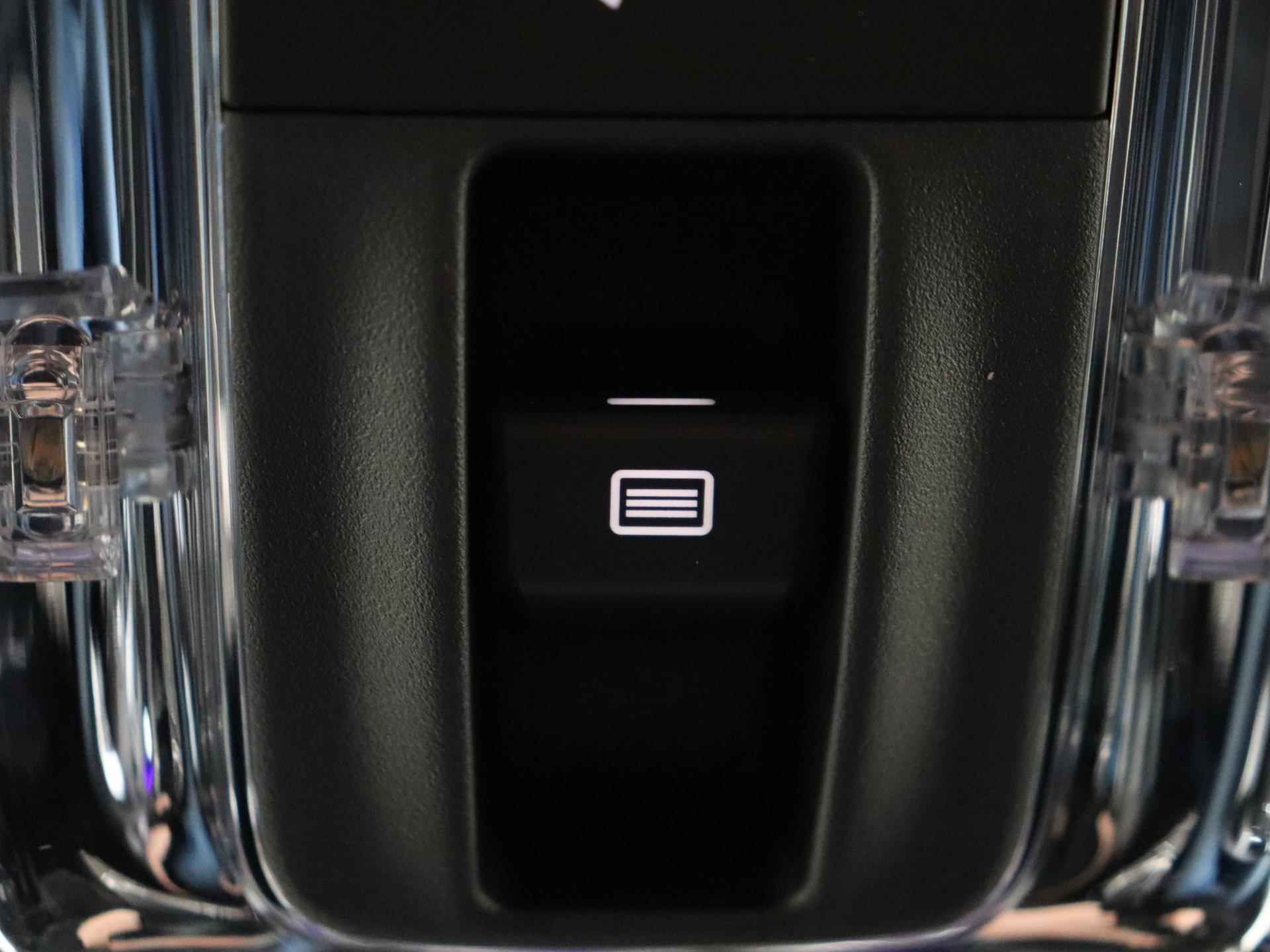 Mercedes-Benz A-klasse 180 AMG Line, stoelverwarming, achteruitrij camera, memory stoelen, panodak, night pakket. - 25/34